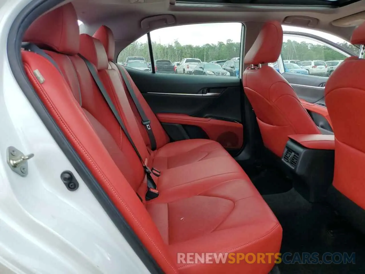 10 Photograph of a damaged car 4T1B61HK8KU779805 TOYOTA CAMRY 2019
