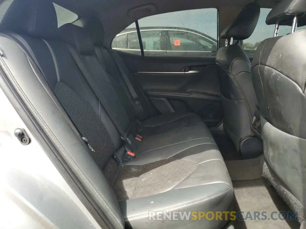 10 Photograph of a damaged car 4T1B61HK8KU834639 TOYOTA CAMRY 2019