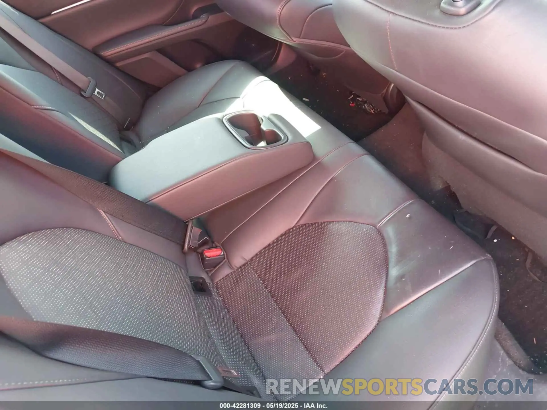 8 Photograph of a damaged car 4T1B61HK9KU171954 TOYOTA CAMRY 2019
