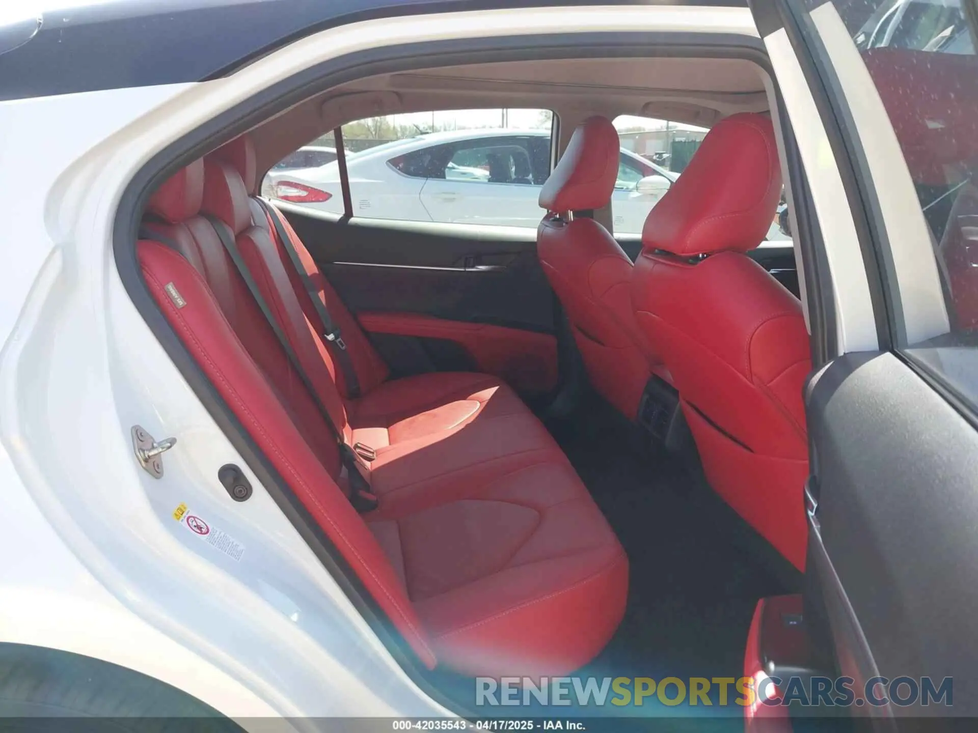 8 Photograph of a damaged car 4T1B61HK9KU181206 TOYOTA CAMRY 2019