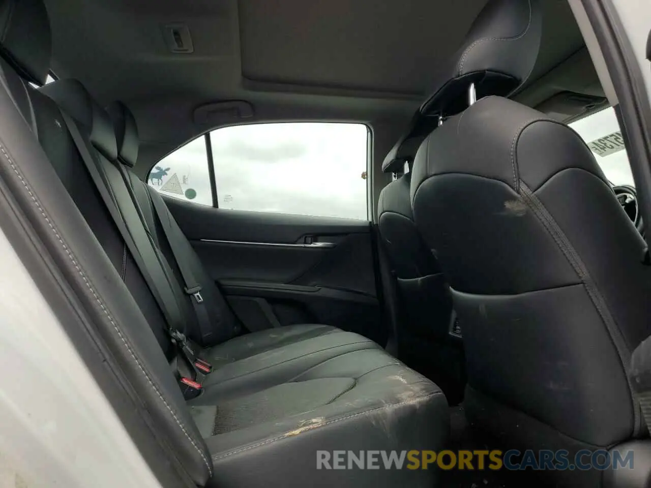 10 Photograph of a damaged car 4T1B61HK9KU207075 TOYOTA CAMRY 2019