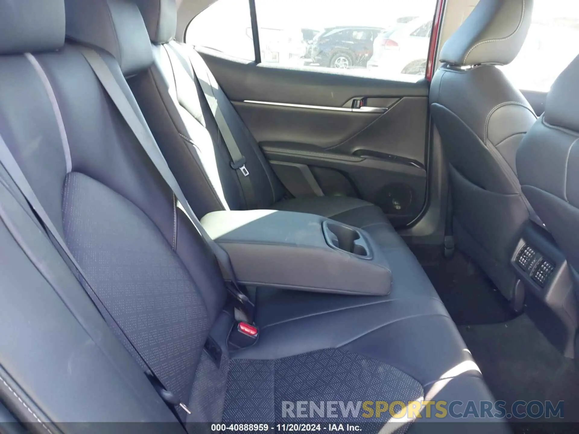 8 Photograph of a damaged car 4T1B61HK9KU275585 TOYOTA CAMRY 2019
