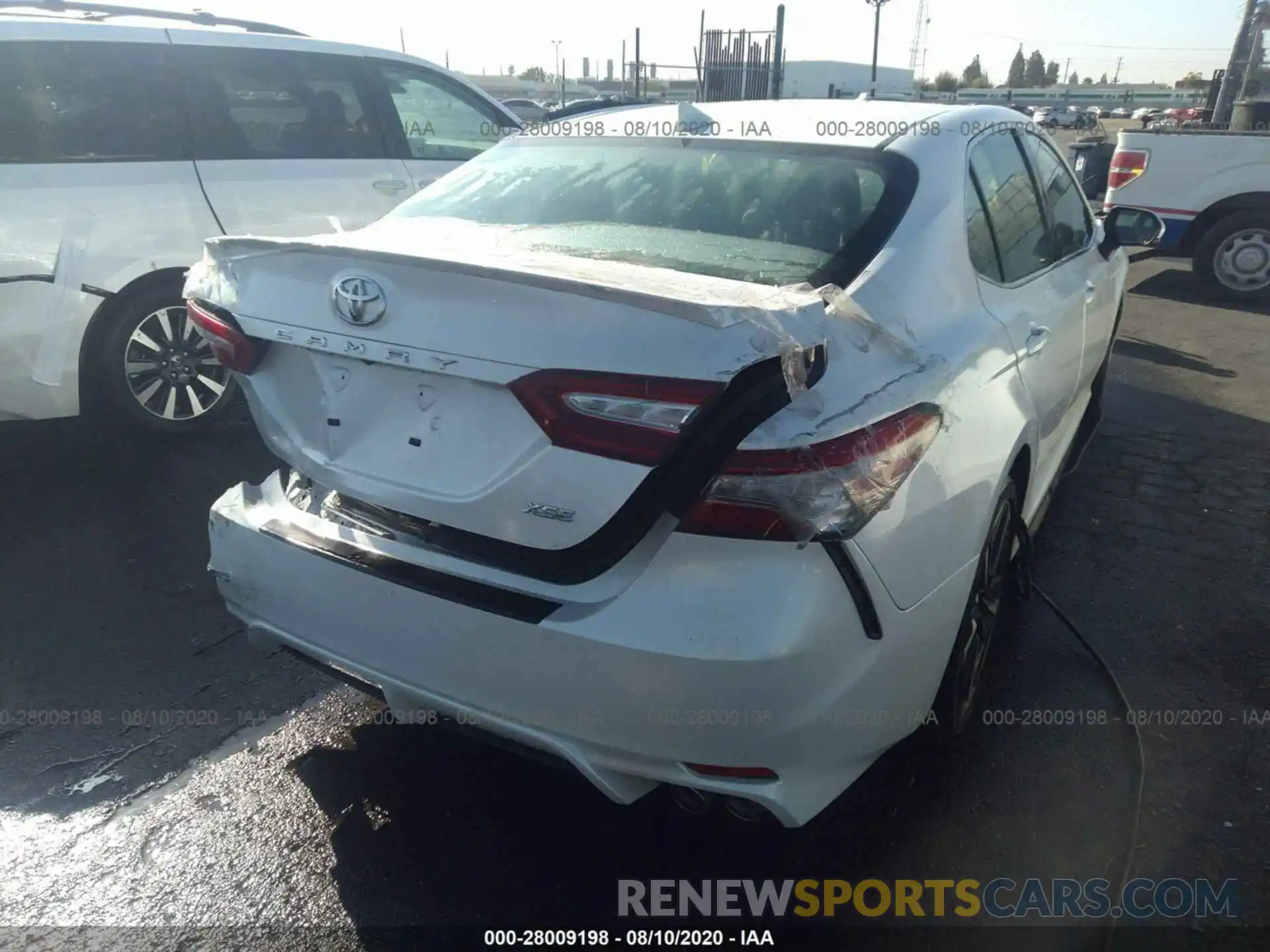 4 Photograph of a damaged car 4T1B61HK9KU685657 TOYOTA CAMRY 2019