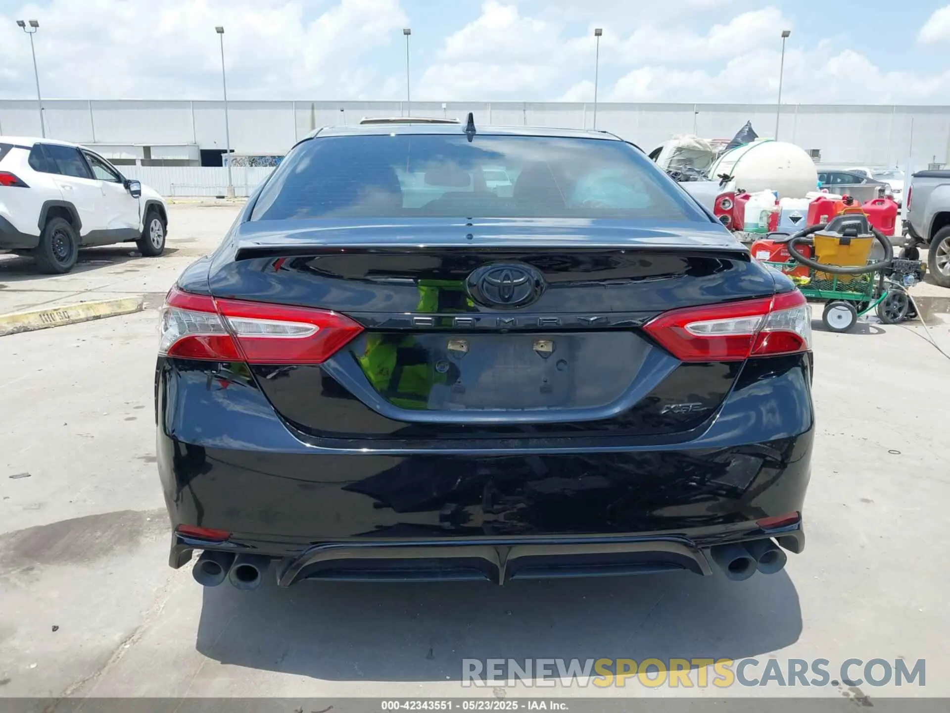 17 Photograph of a damaged car 4T1B61HK9KU837582 TOYOTA CAMRY 2019