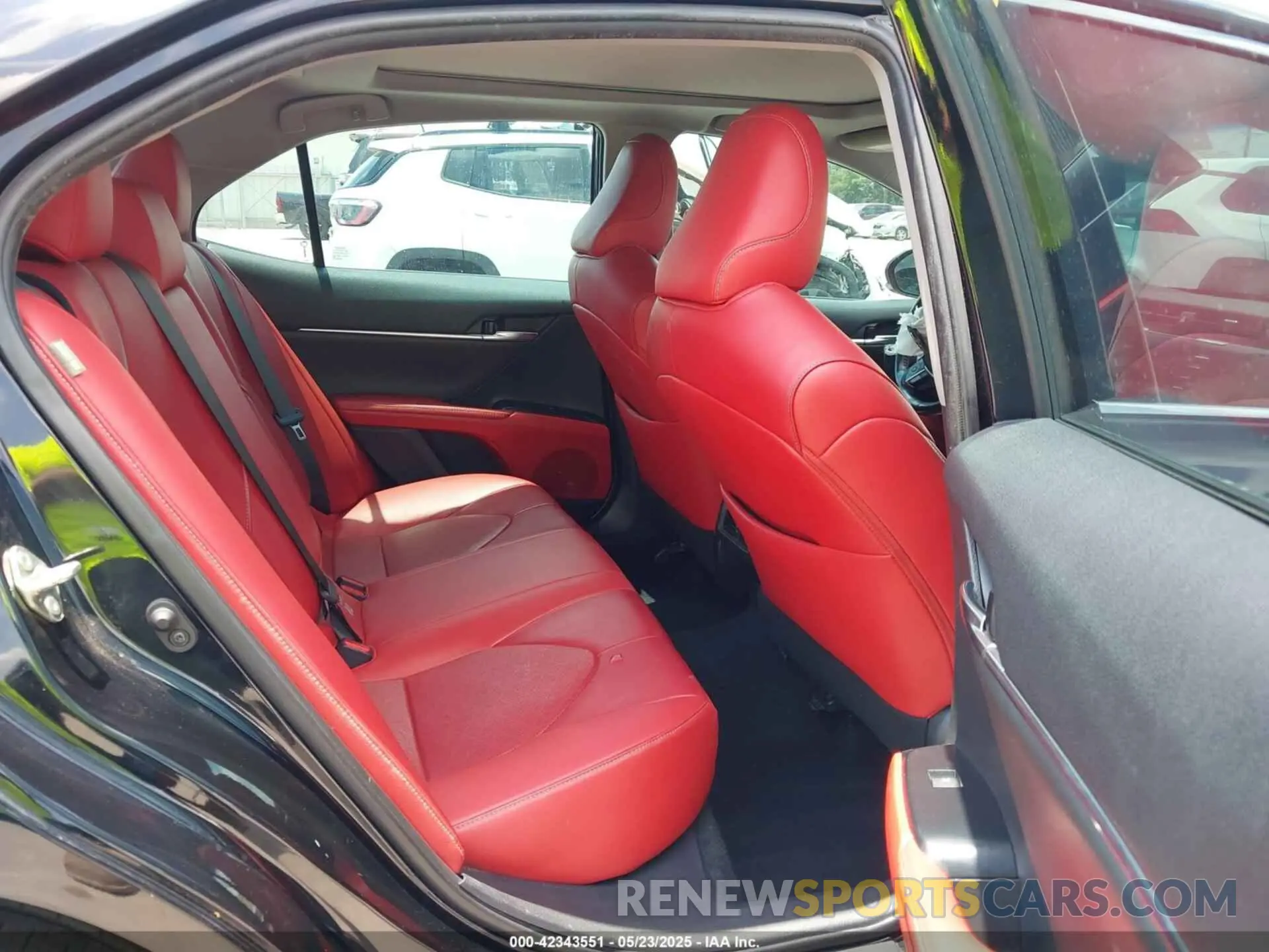 8 Photograph of a damaged car 4T1B61HK9KU837582 TOYOTA CAMRY 2019