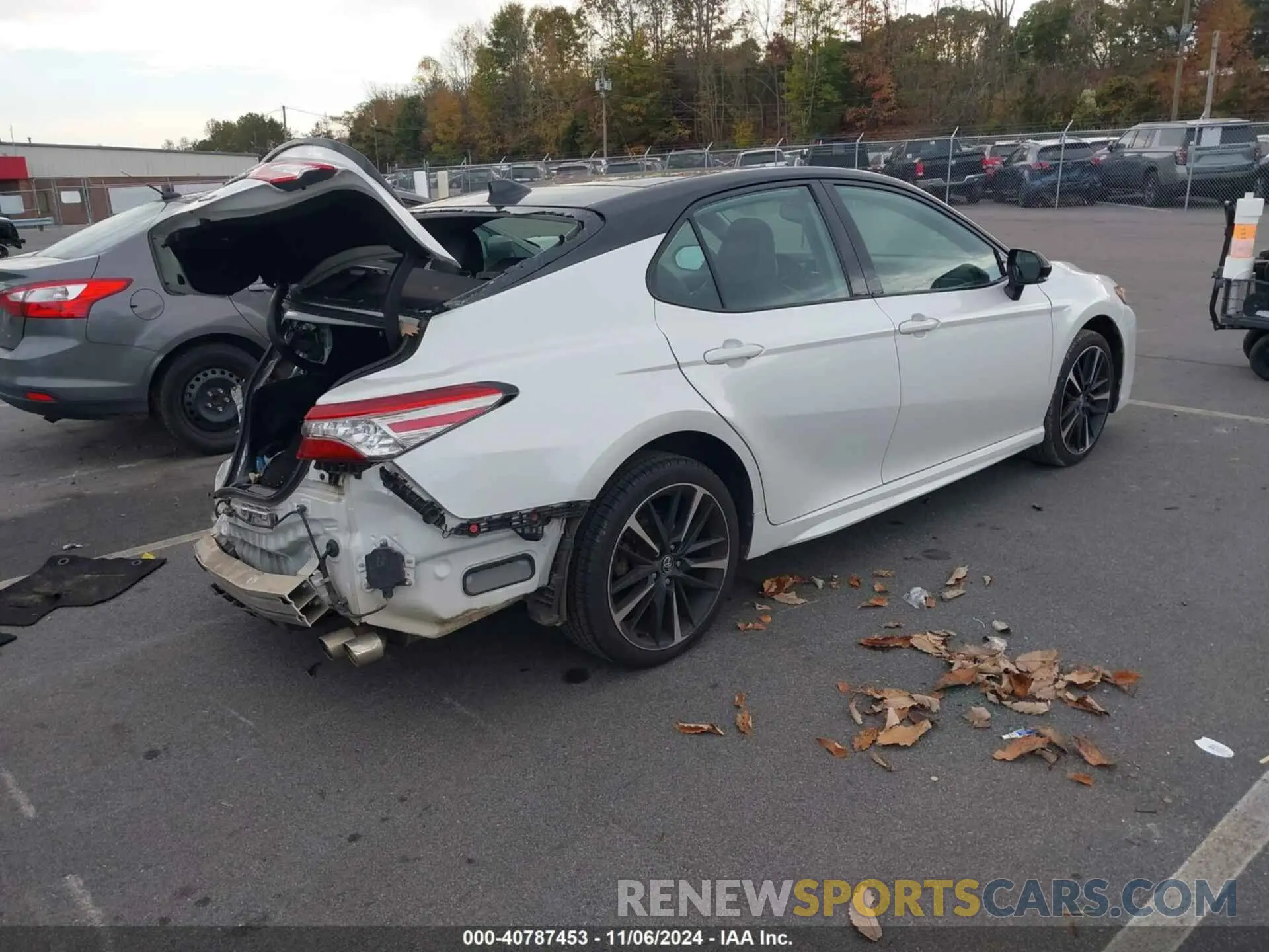 4 Photograph of a damaged car 4T1B61HKXKU204721 TOYOTA CAMRY 2019