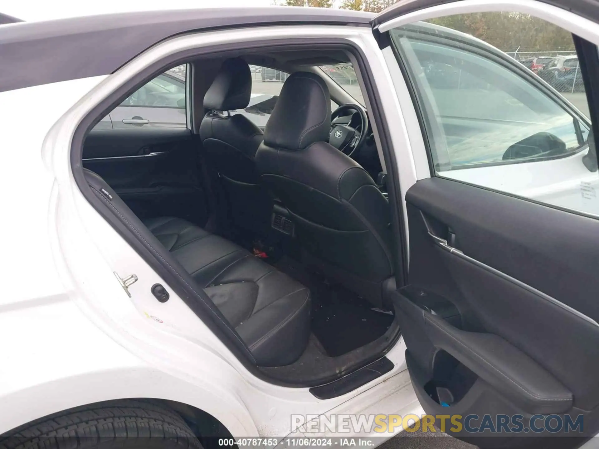 8 Photograph of a damaged car 4T1B61HKXKU204721 TOYOTA CAMRY 2019