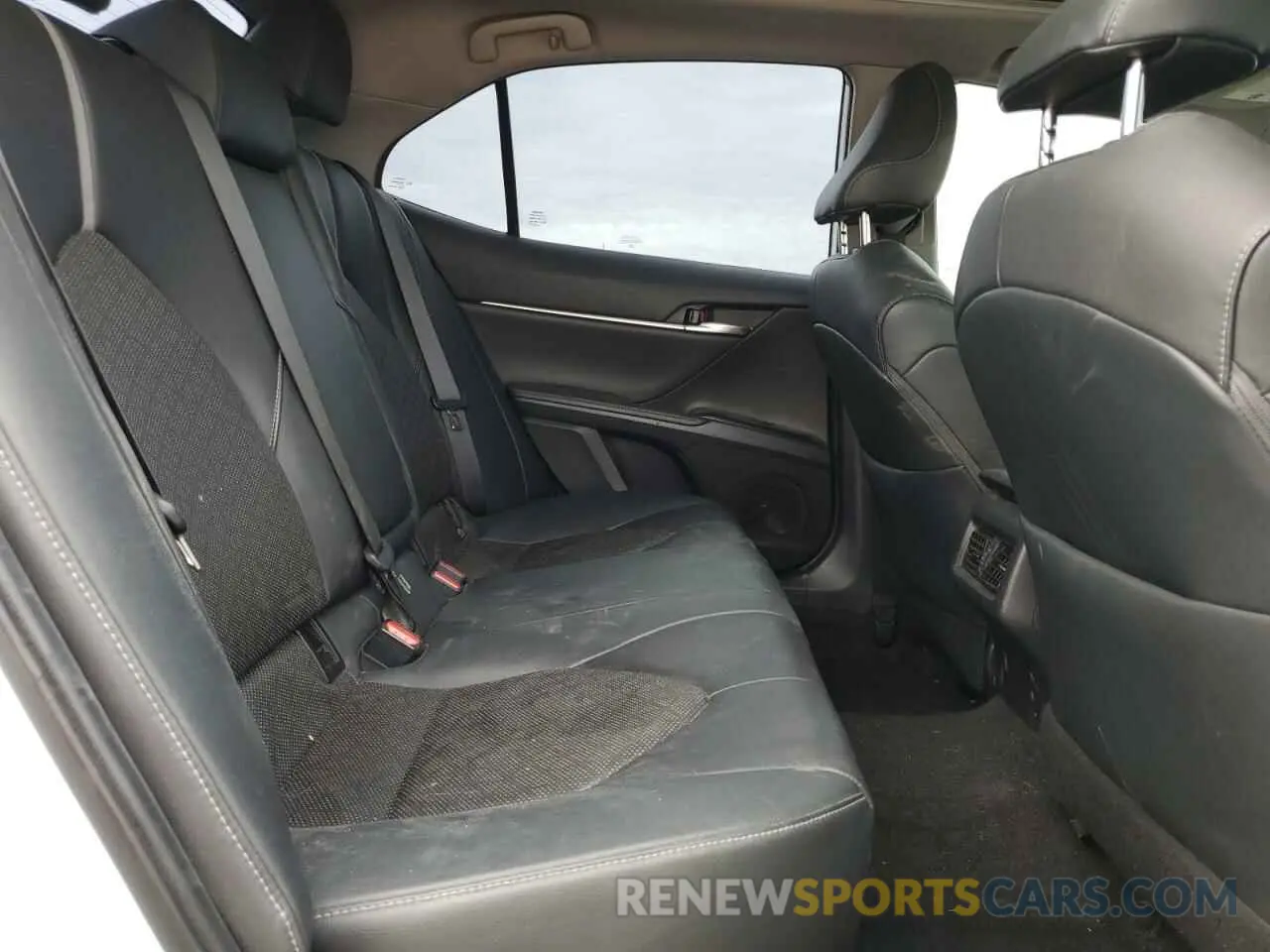 10 Photograph of a damaged car 4T1B61HKXKU292136 TOYOTA CAMRY 2019