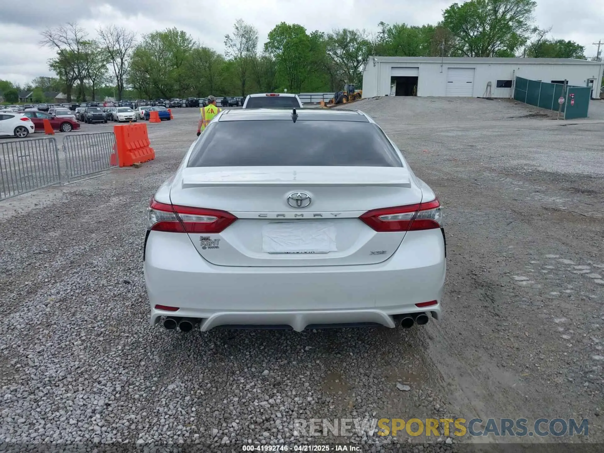 16 Photograph of a damaged car 4T1B61HKXKU689667 TOYOTA CAMRY 2019