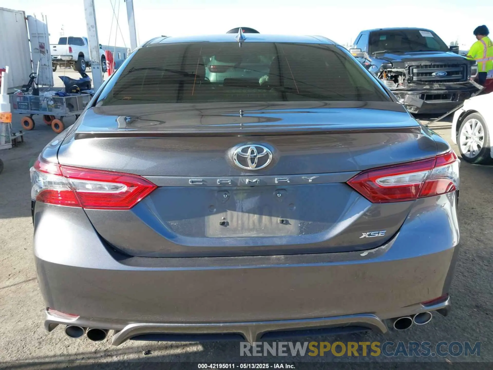 16 Photograph of a damaged car 4T1B61HKXKU828907 TOYOTA CAMRY 2019