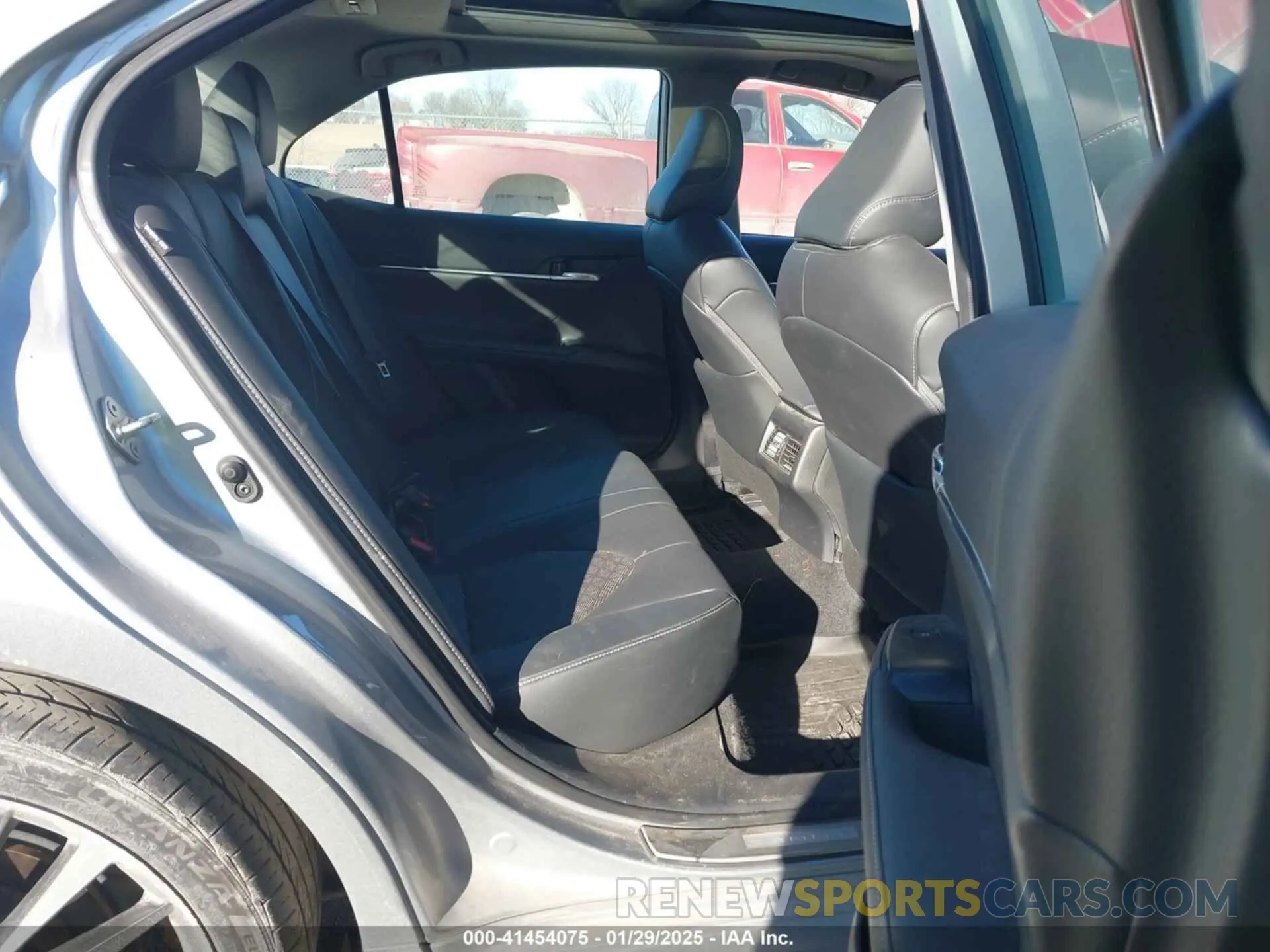 8 Photograph of a damaged car 4T1BZ1HK1KU031033 TOYOTA CAMRY 2019