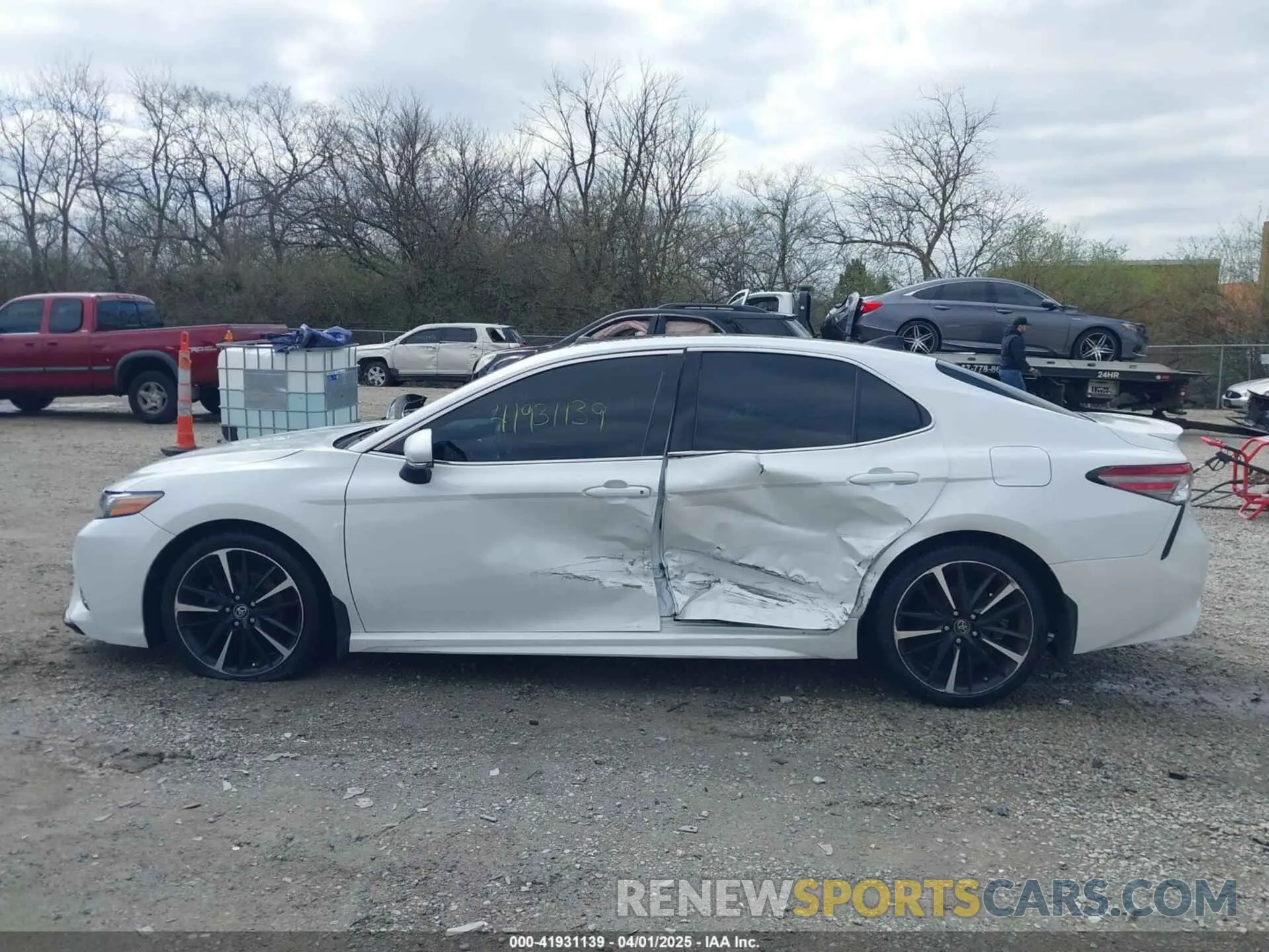 14 Photograph of a damaged car 4T1BZ1HK1KU508639 TOYOTA CAMRY 2019