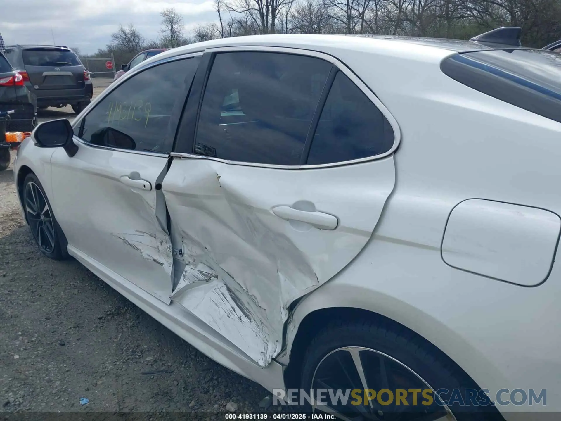 17 Photograph of a damaged car 4T1BZ1HK1KU508639 TOYOTA CAMRY 2019