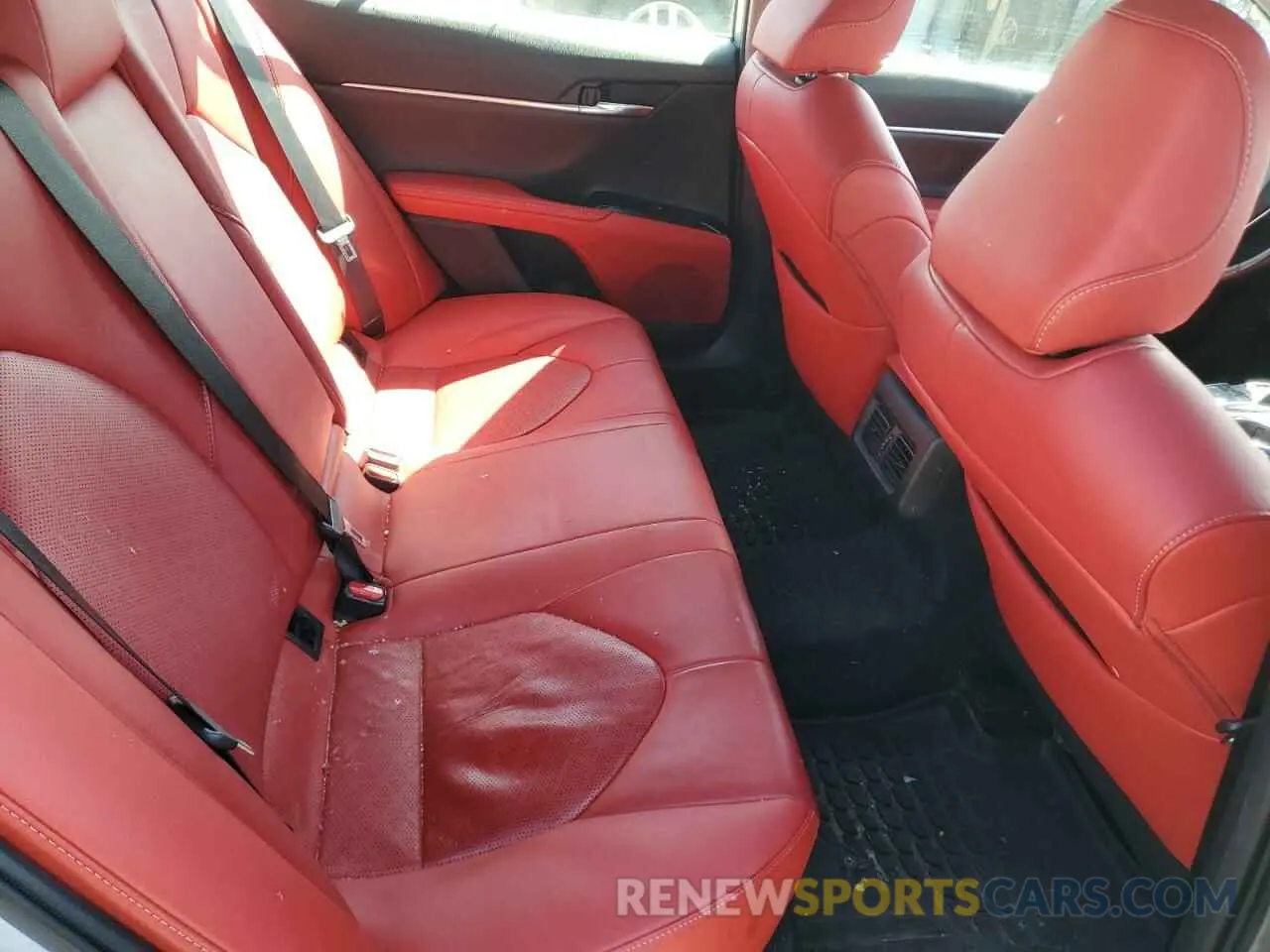 10 Photograph of a damaged car 4T1BZ1HK4KU024304 TOYOTA CAMRY 2019