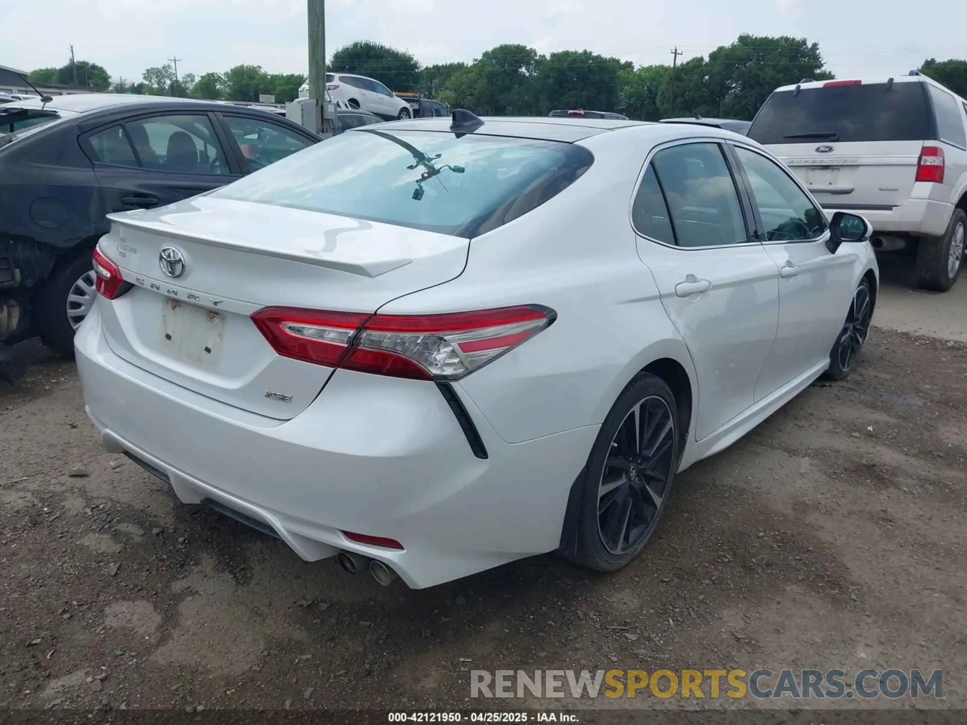 4 Photograph of a damaged car 4T1BZ1HKXKU027627 TOYOTA CAMRY 2019