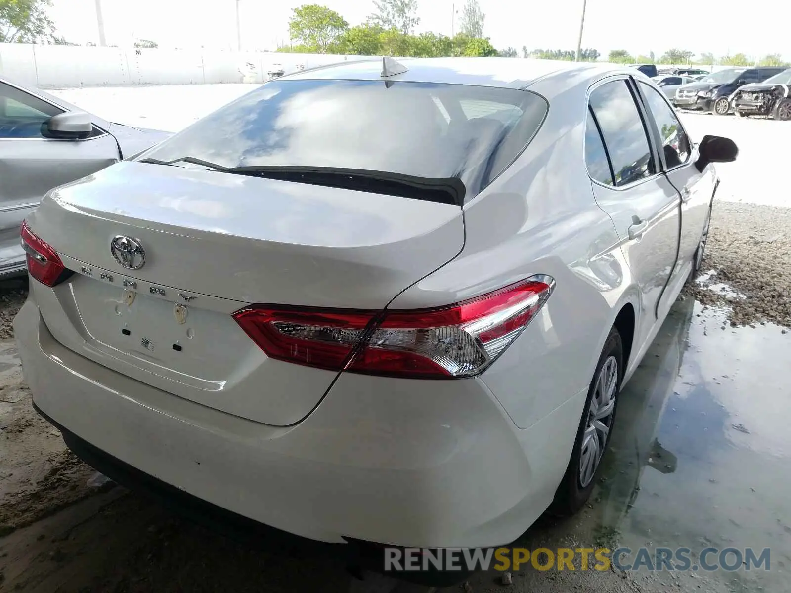 4 Photograph of a damaged car 4T1A11AK4LU956081 TOYOTA CAMRY 2020