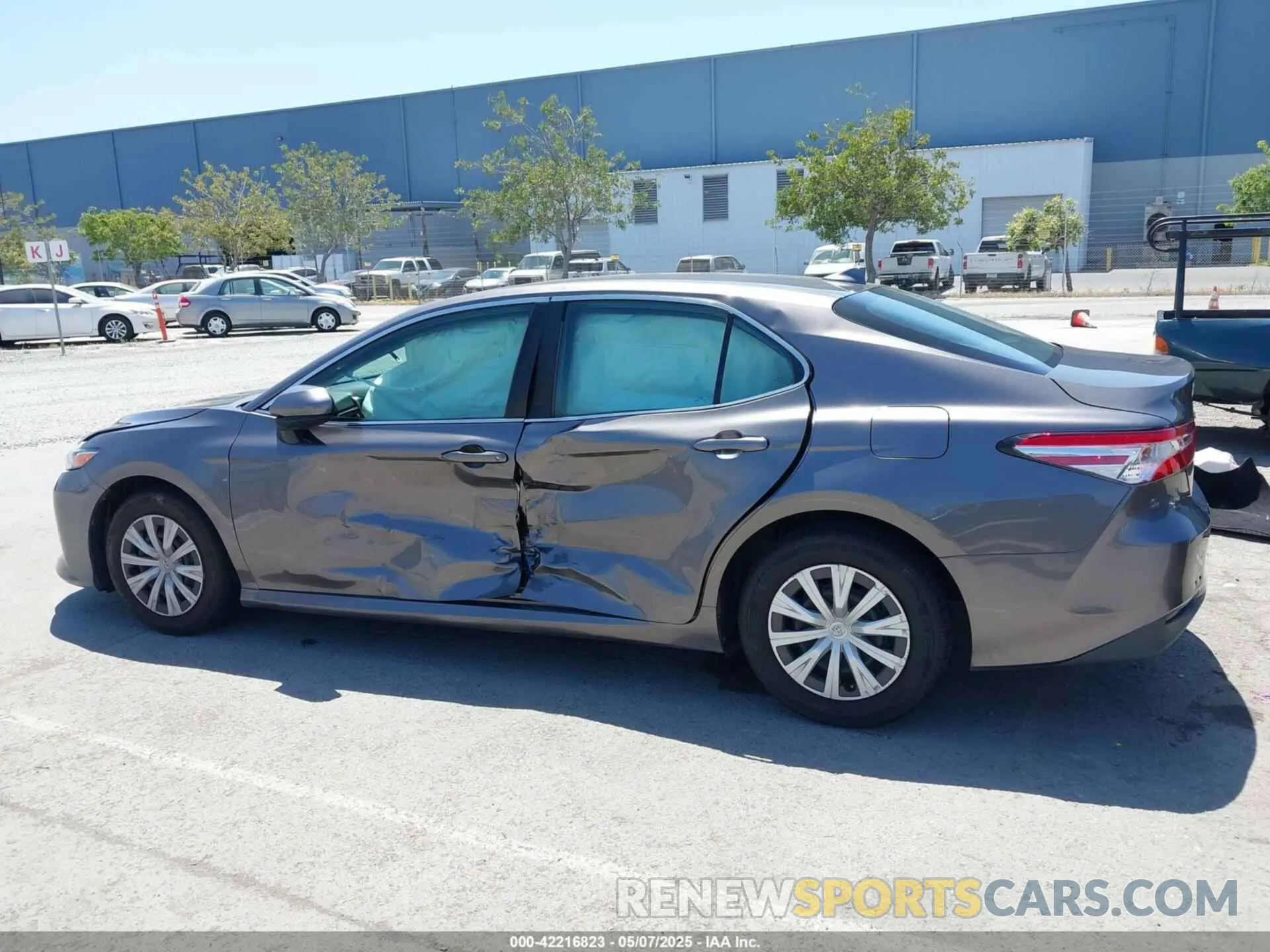 14 Photograph of a damaged car 4T1A11AKXLU882570 TOYOTA CAMRY 2020