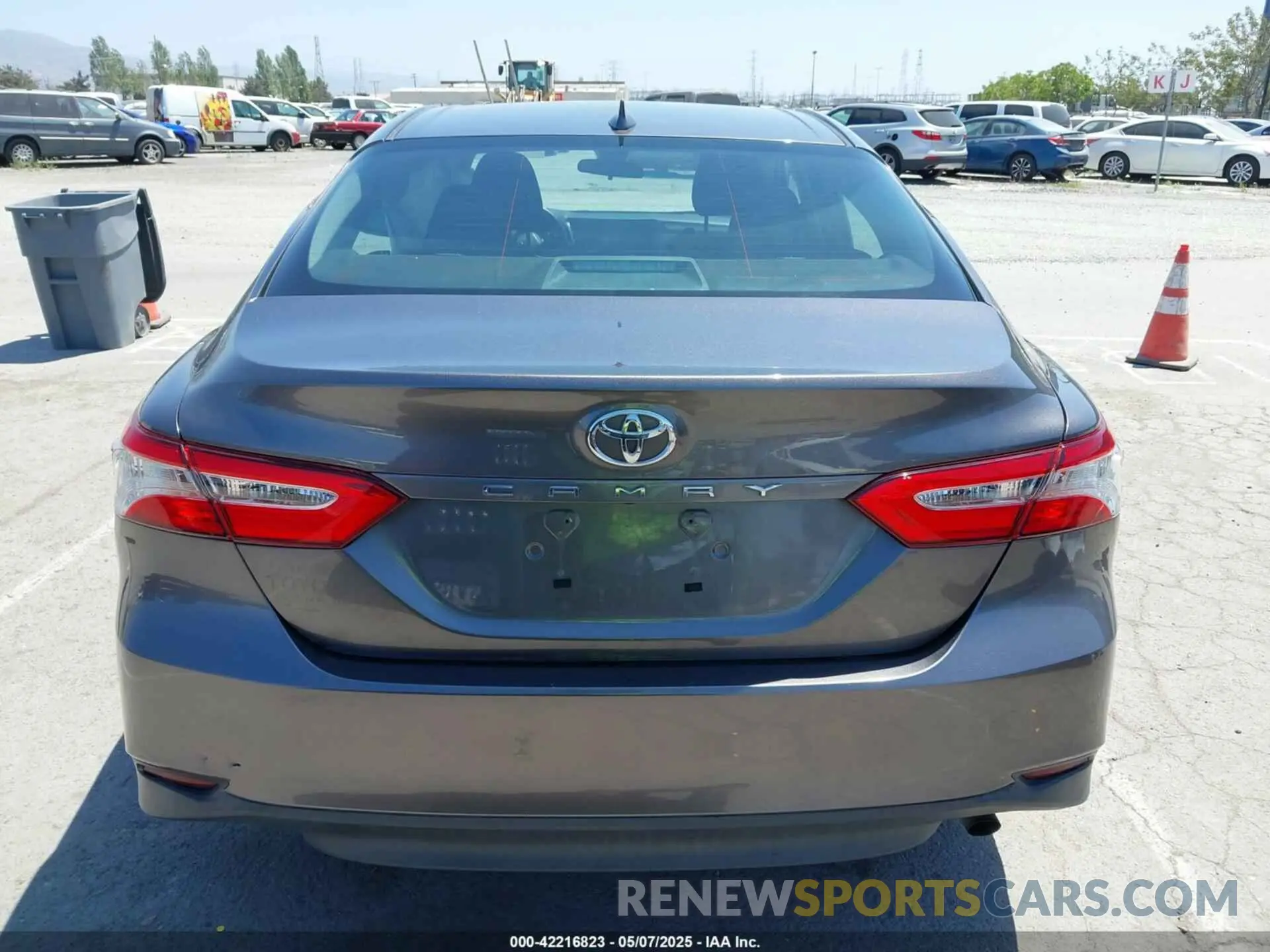 16 Photograph of a damaged car 4T1A11AKXLU882570 TOYOTA CAMRY 2020