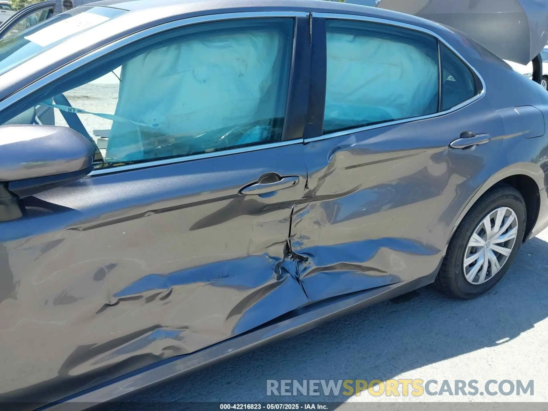 6 Photograph of a damaged car 4T1A11AKXLU882570 TOYOTA CAMRY 2020