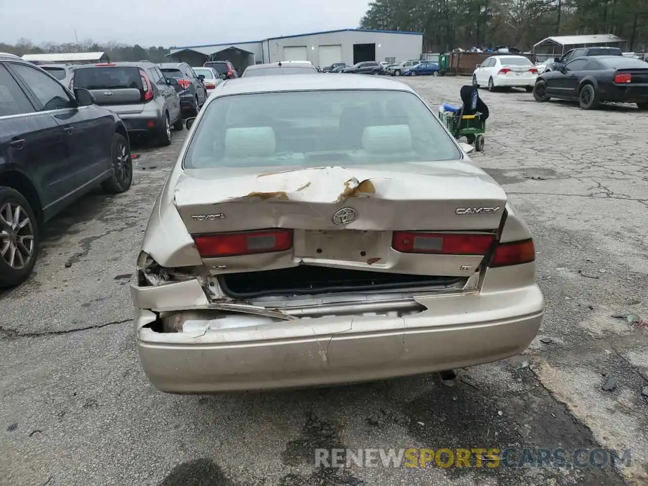 6 Photograph of a damaged car 4T1BF22K2VU911363 TOYOTA CAMRY 2020