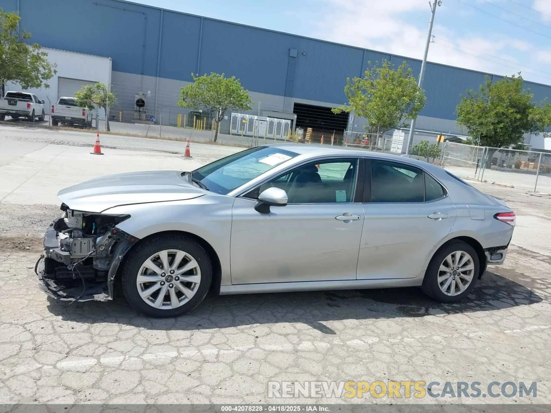 15 Photograph of a damaged car 4T1C11AK1LU901886 TOYOTA CAMRY 2020