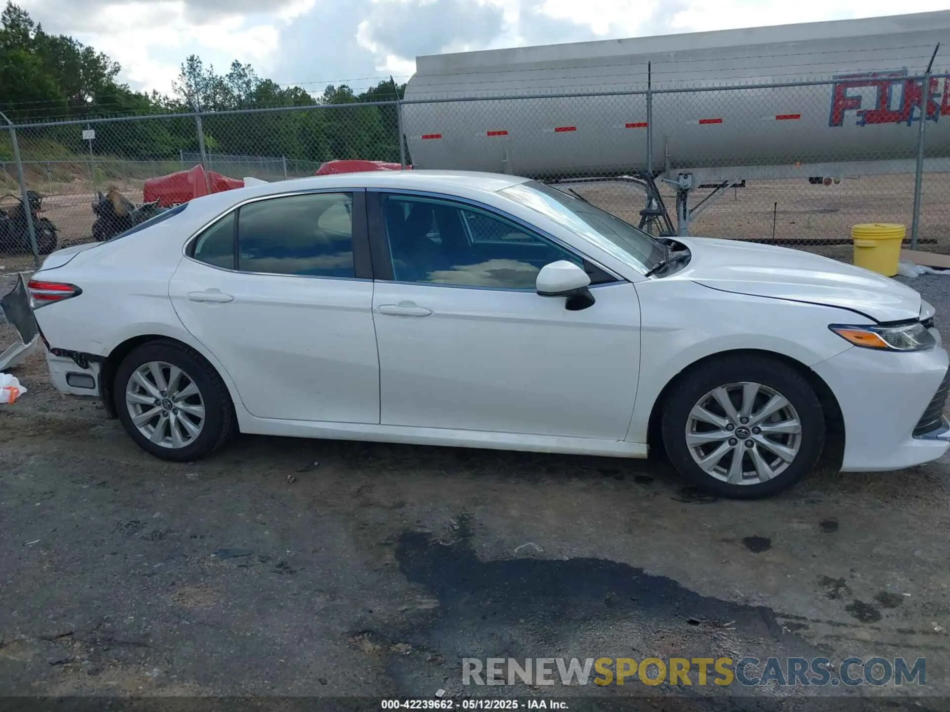 14 Photograph of a damaged car 4T1C11AK1LU916520 TOYOTA CAMRY 2020