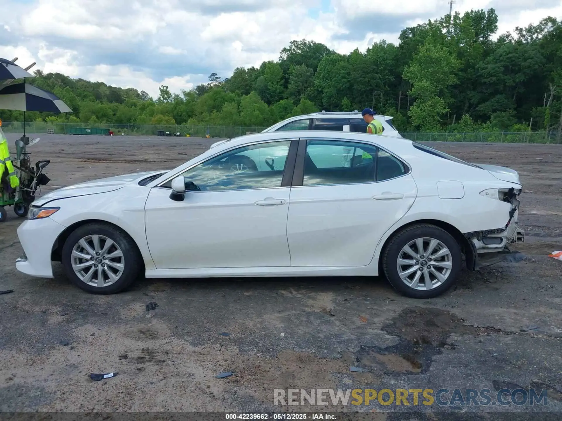 15 Photograph of a damaged car 4T1C11AK1LU916520 TOYOTA CAMRY 2020