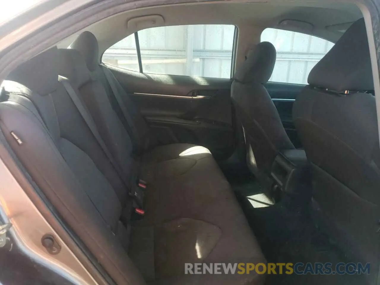 10 Photograph of a damaged car 4T1C11AK1LU918963 TOYOTA CAMRY 2020
