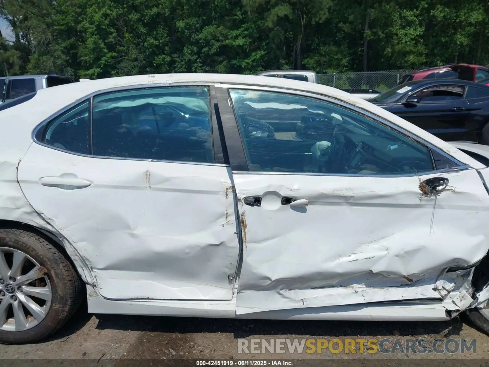14 Photograph of a damaged car 4T1C11AK1LU993002 TOYOTA CAMRY 2020