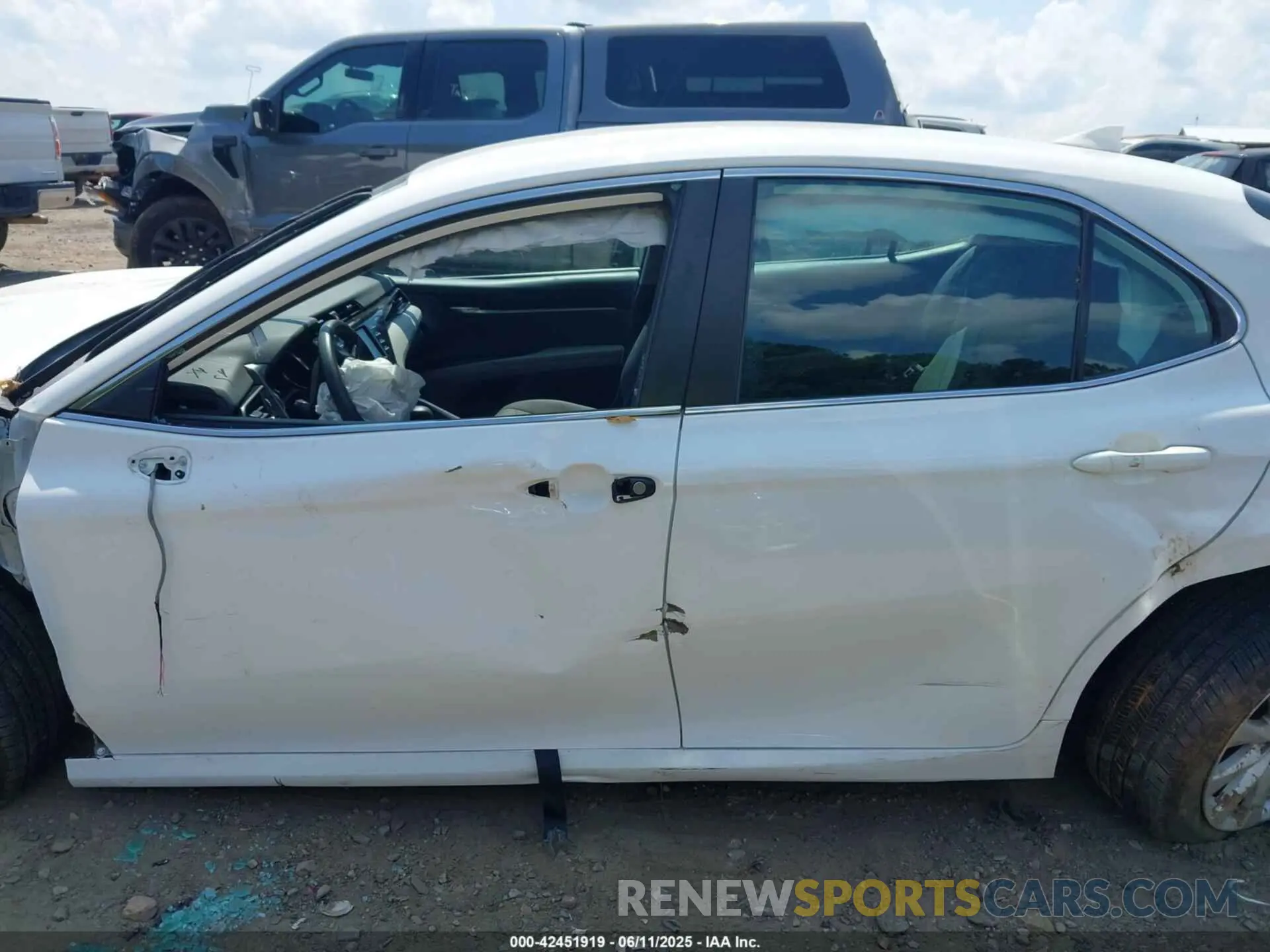 15 Photograph of a damaged car 4T1C11AK1LU993002 TOYOTA CAMRY 2020