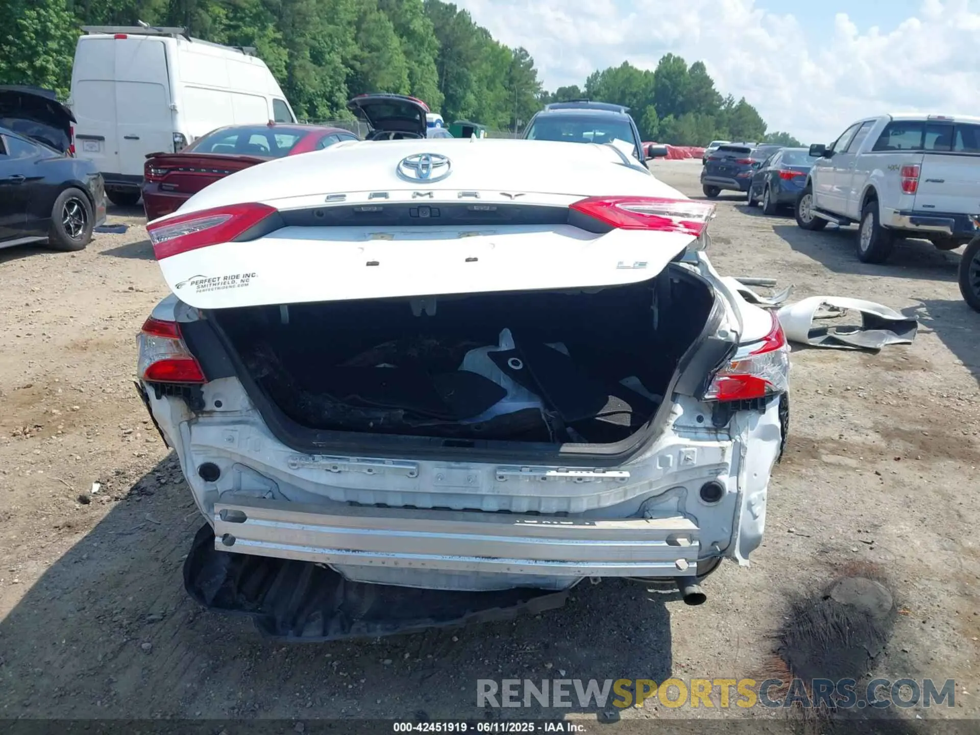 17 Photograph of a damaged car 4T1C11AK1LU993002 TOYOTA CAMRY 2020