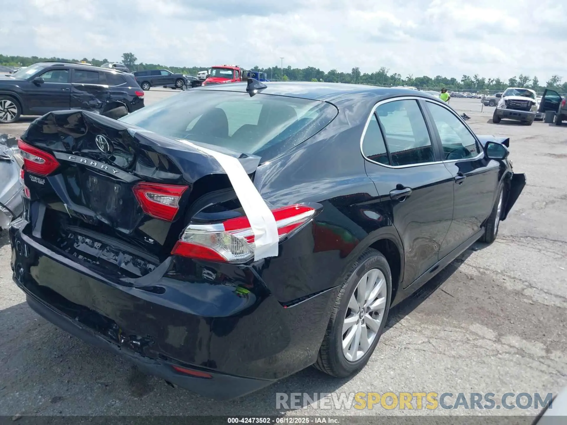 4 Photograph of a damaged car 4T1C11AK2LU317612 TOYOTA CAMRY 2020