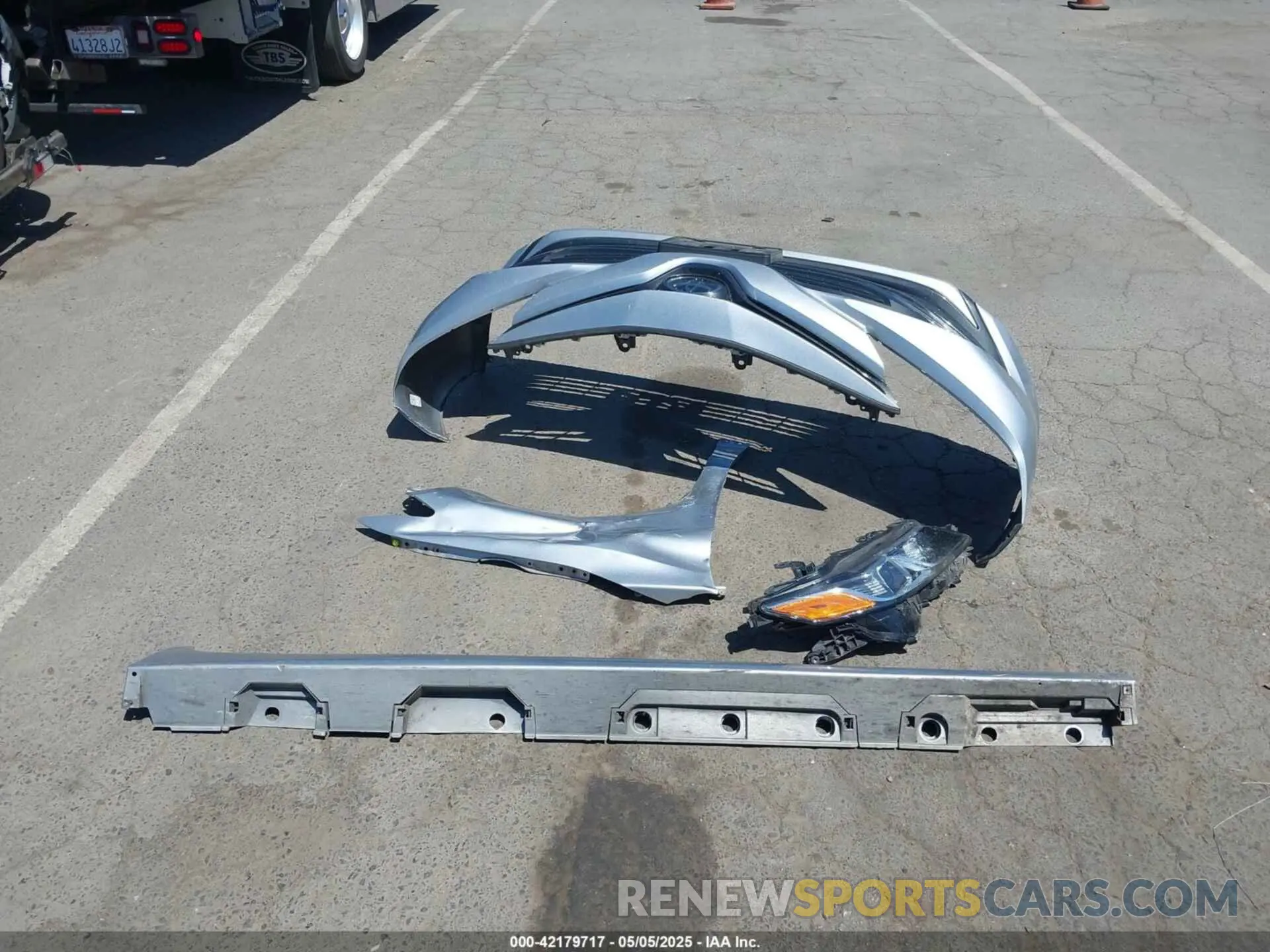 12 Photograph of a damaged car 4T1C11AK2LU365563 TOYOTA CAMRY 2020