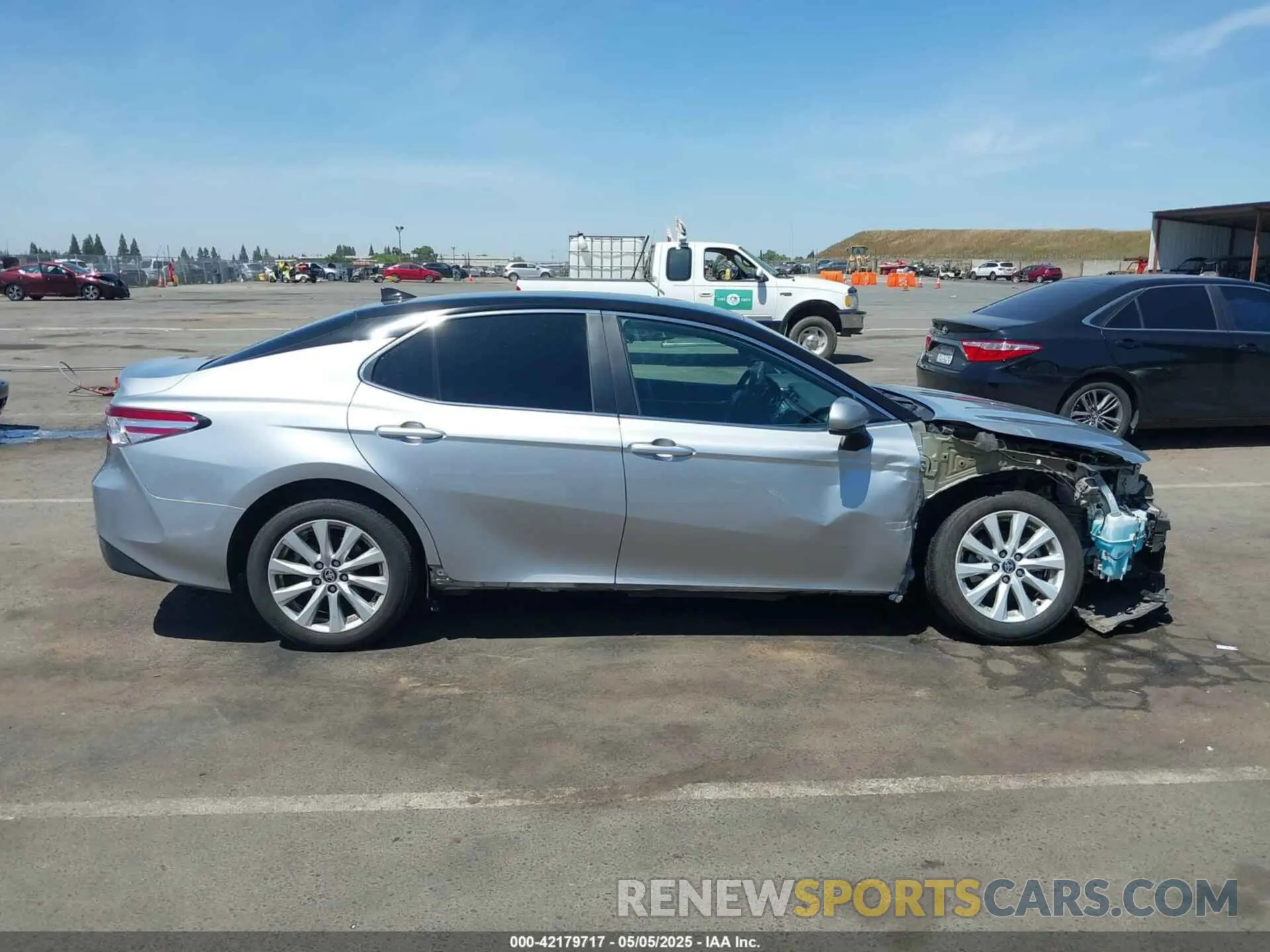14 Photograph of a damaged car 4T1C11AK2LU365563 TOYOTA CAMRY 2020
