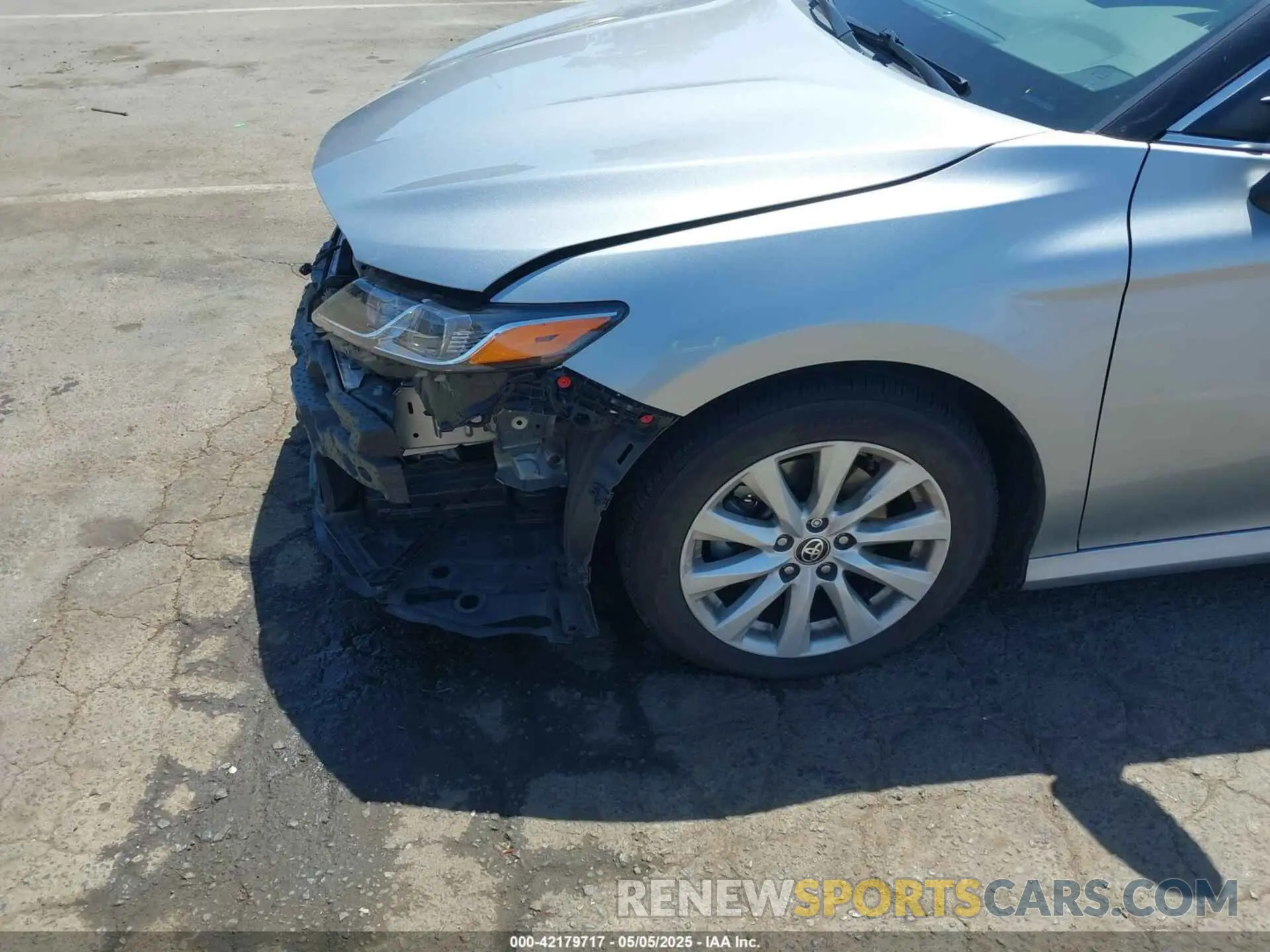 19 Photograph of a damaged car 4T1C11AK2LU365563 TOYOTA CAMRY 2020