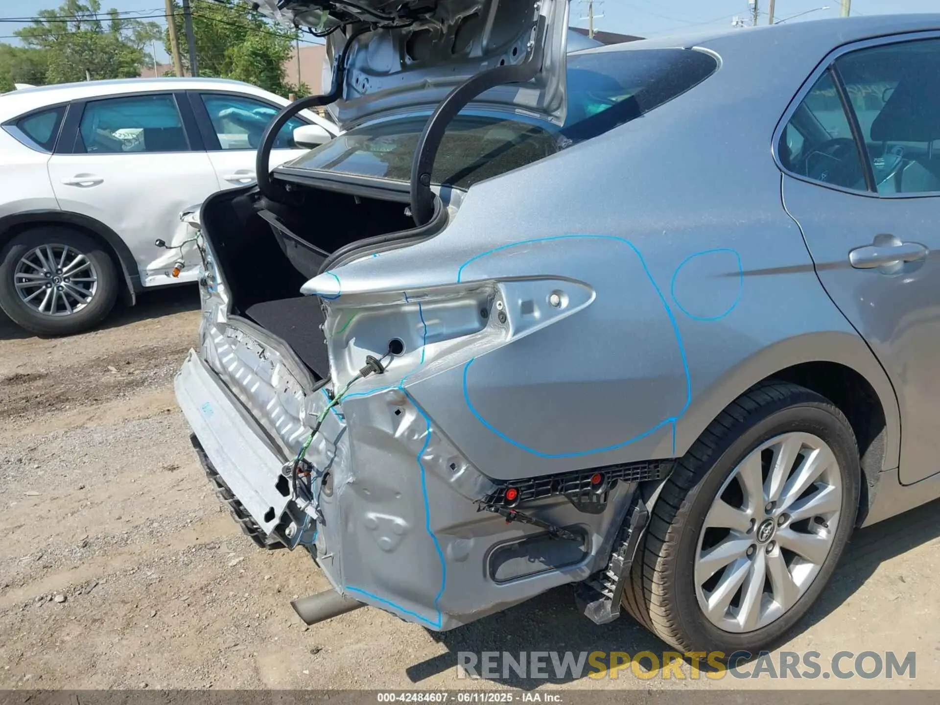 18 Photograph of a damaged car 4T1C11AK2LU931396 TOYOTA CAMRY 2020