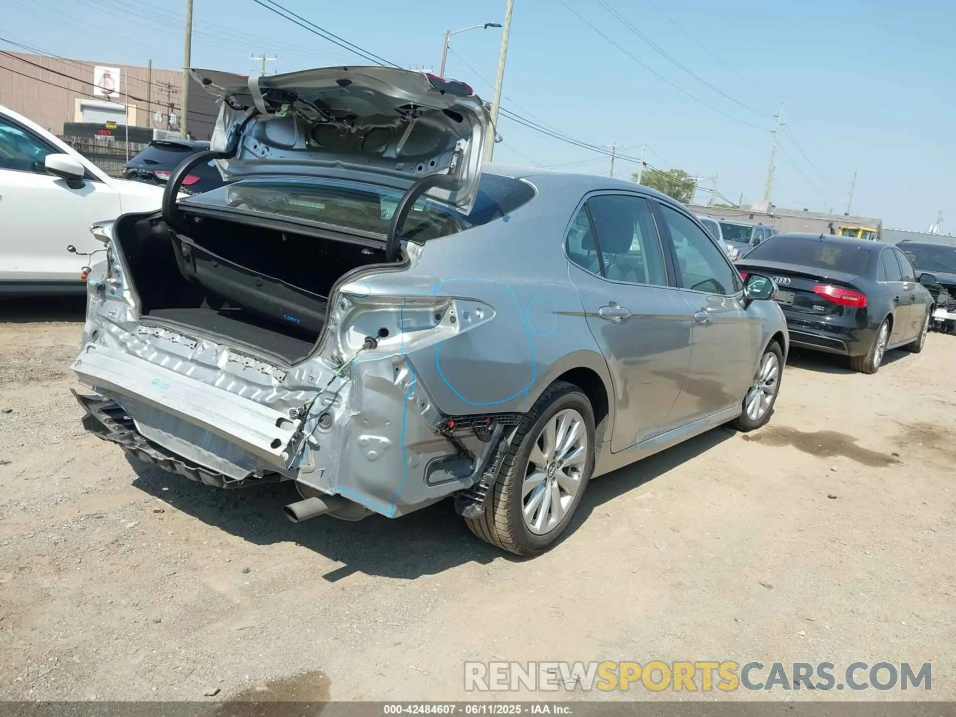4 Photograph of a damaged car 4T1C11AK2LU931396 TOYOTA CAMRY 2020