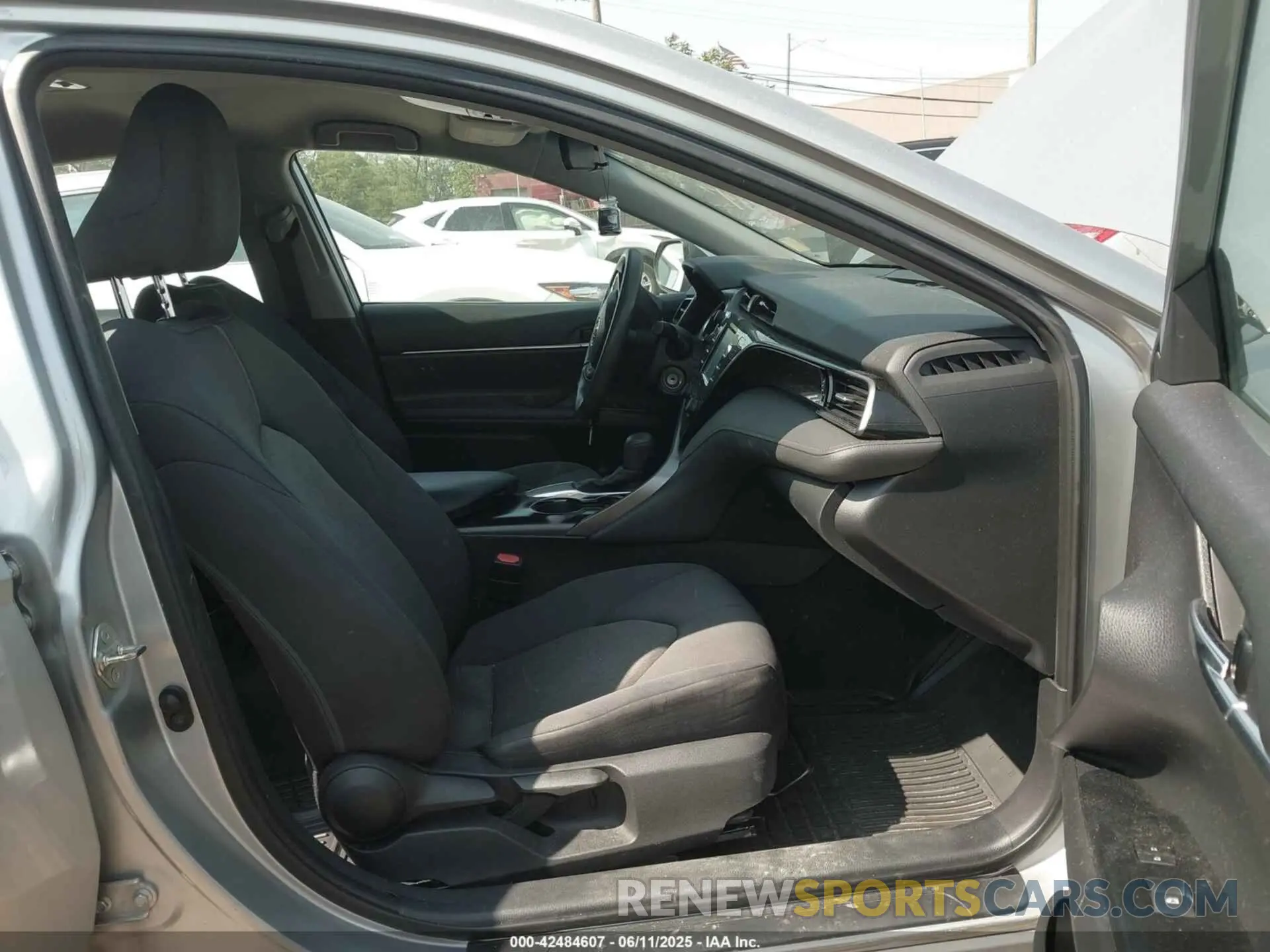 5 Photograph of a damaged car 4T1C11AK2LU931396 TOYOTA CAMRY 2020
