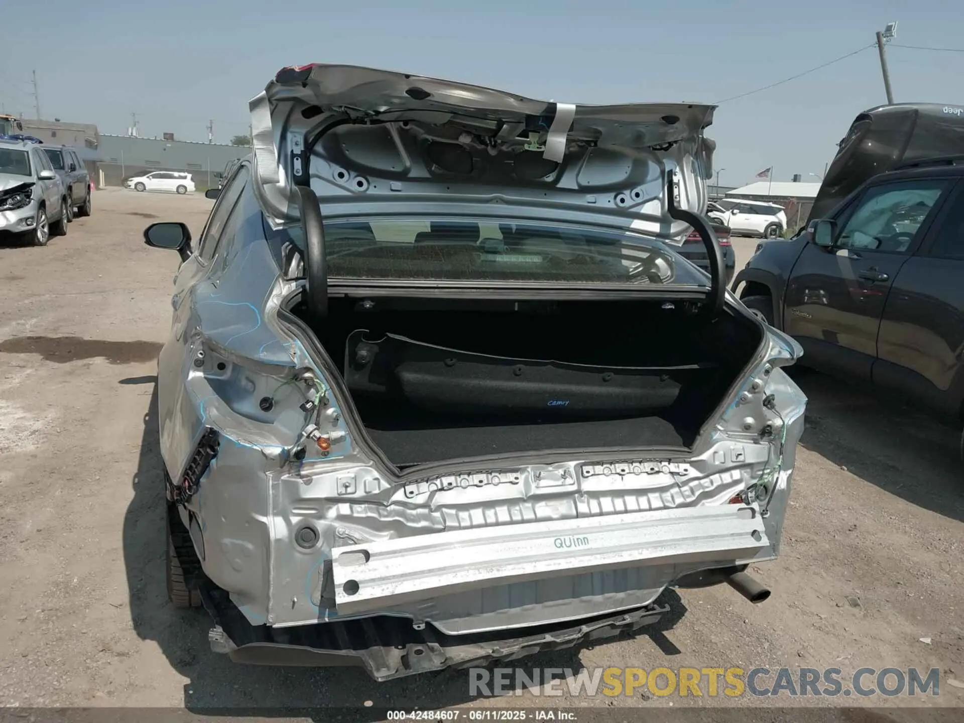 6 Photograph of a damaged car 4T1C11AK2LU931396 TOYOTA CAMRY 2020