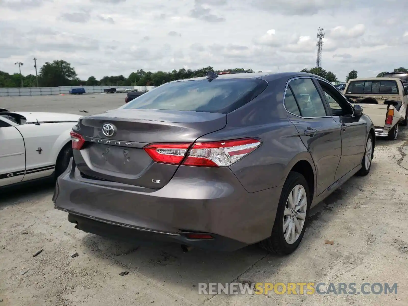 4 Photograph of a damaged car 4T1C11AK3LU335312 TOYOTA CAMRY 2020