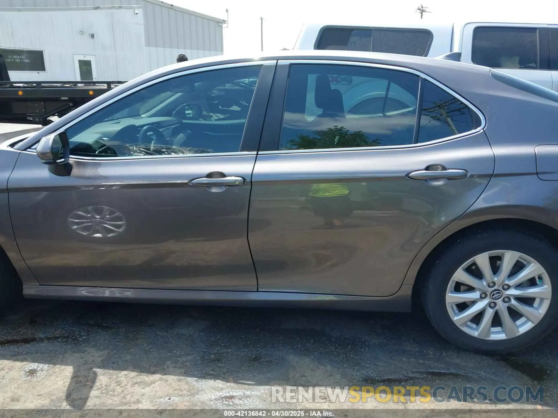 14 Photograph of a damaged car 4T1C11AK3LU945307 TOYOTA CAMRY 2020