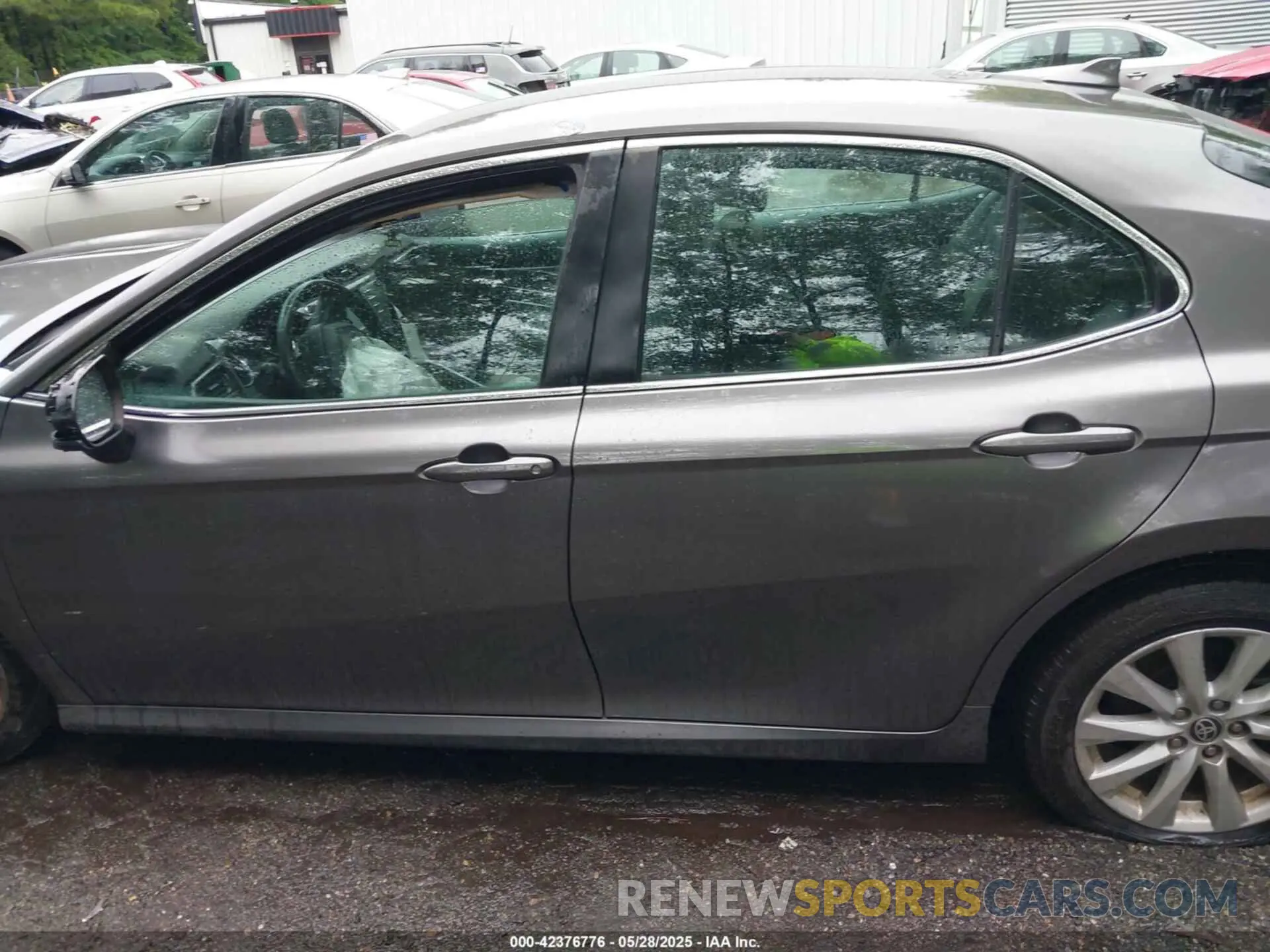 13 Photograph of a damaged car 4T1C11AK4LU395468 TOYOTA CAMRY 2020