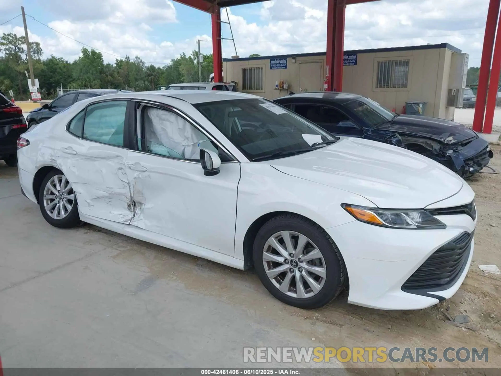 13 Photograph of a damaged car 4T1C11AK4LU915541 TOYOTA CAMRY 2020