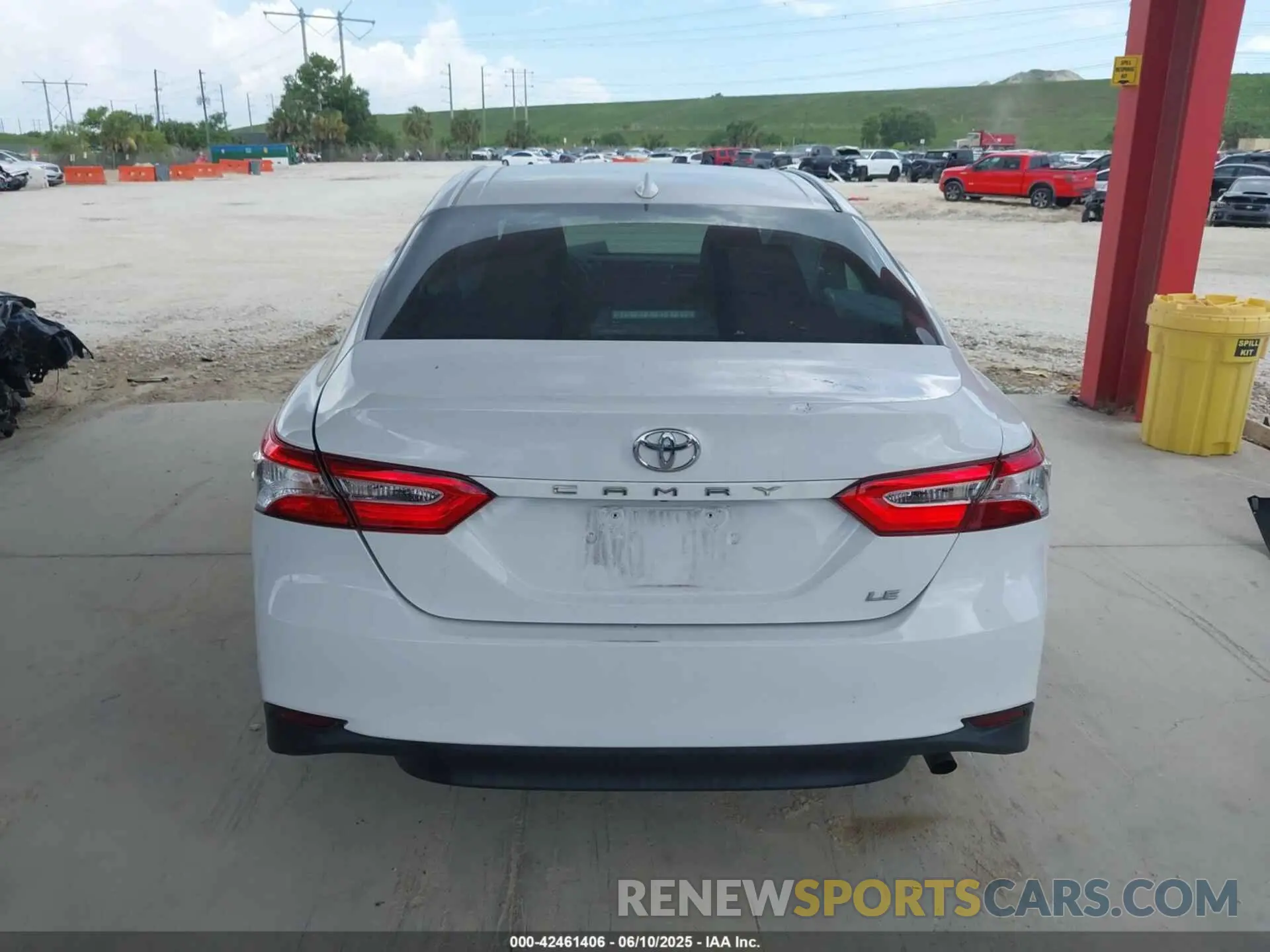16 Photograph of a damaged car 4T1C11AK4LU915541 TOYOTA CAMRY 2020