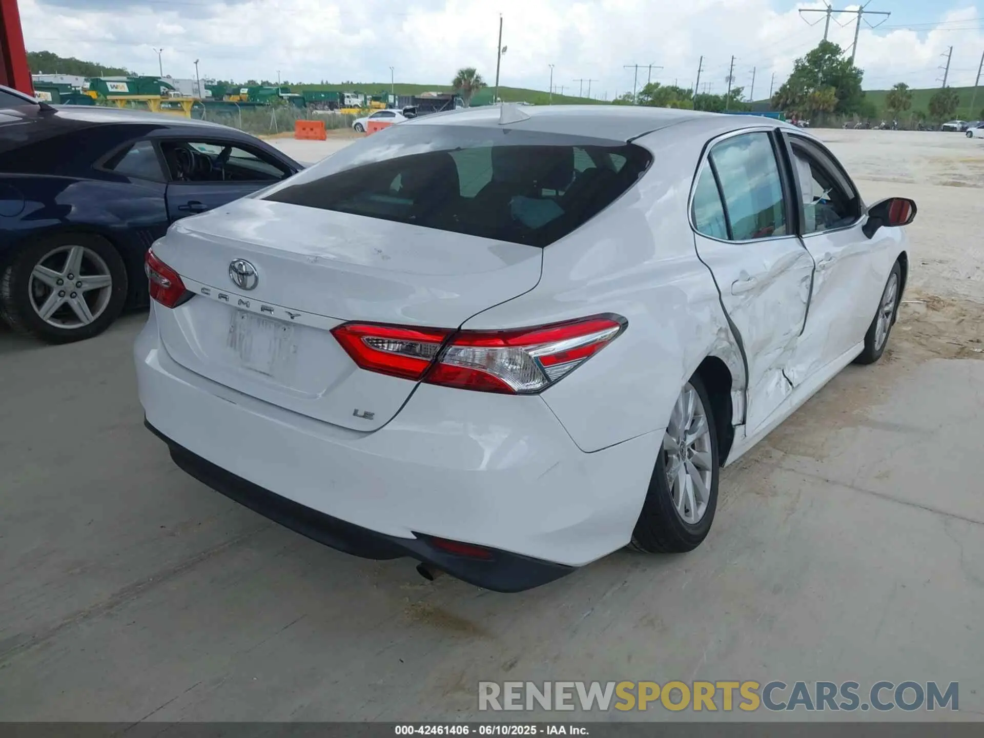 4 Photograph of a damaged car 4T1C11AK4LU915541 TOYOTA CAMRY 2020