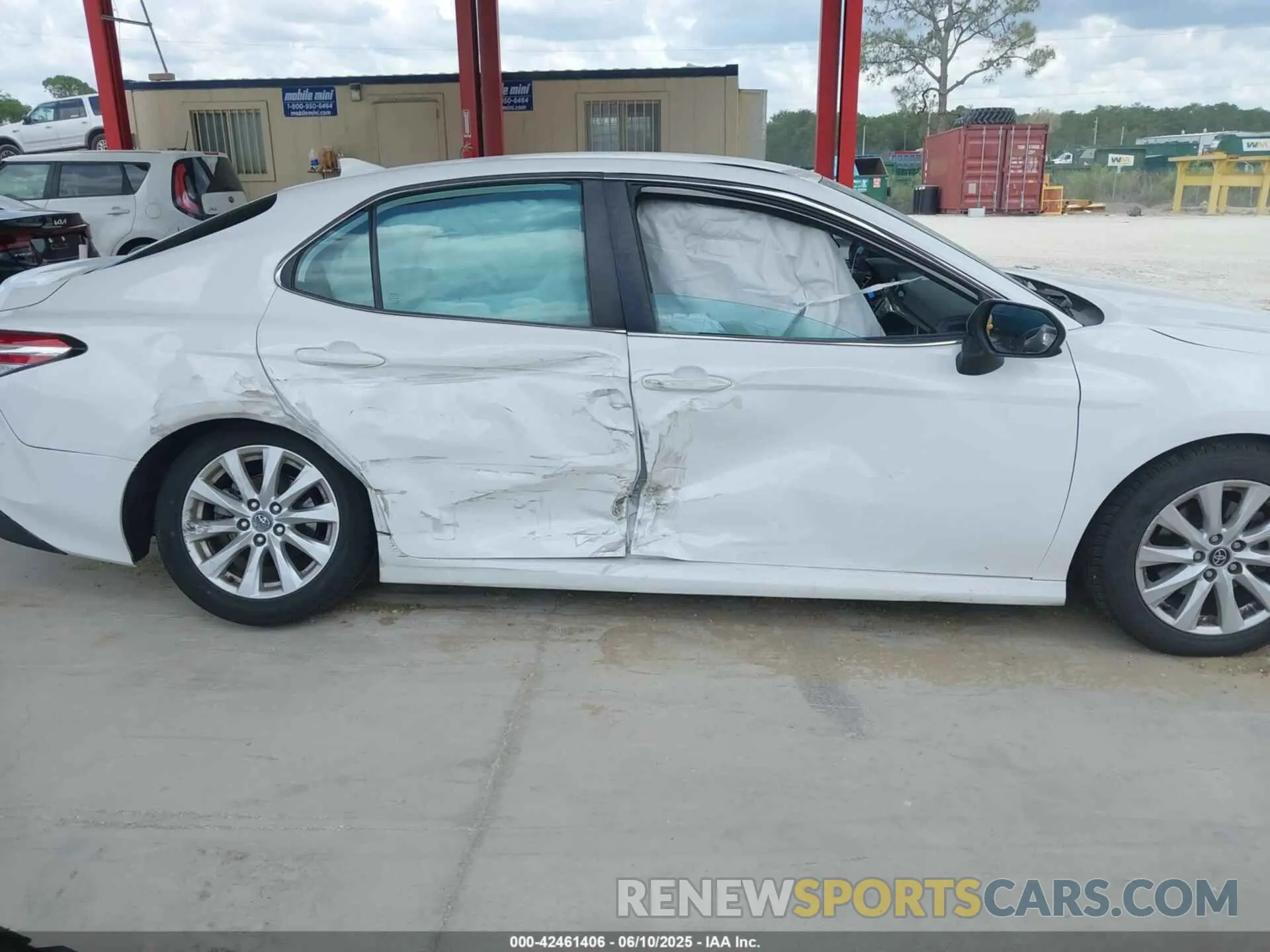 6 Photograph of a damaged car 4T1C11AK4LU915541 TOYOTA CAMRY 2020