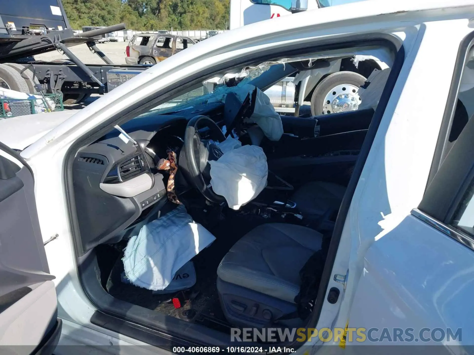 5 Photograph of a damaged car 4T1C11AK4LU988439 TOYOTA CAMRY 2020