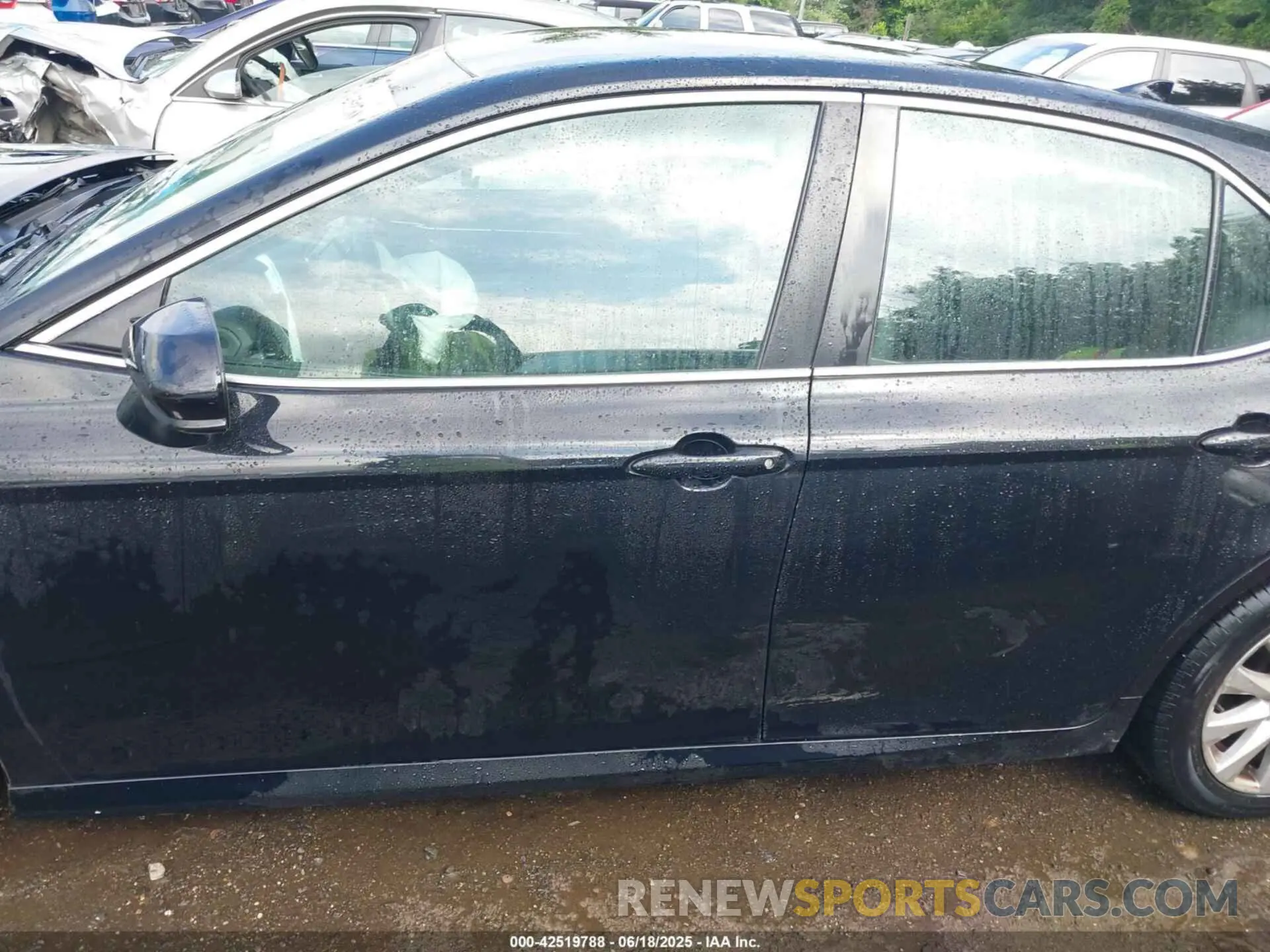 14 Photograph of a damaged car 4T1C11AK5LU352631 TOYOTA CAMRY 2020