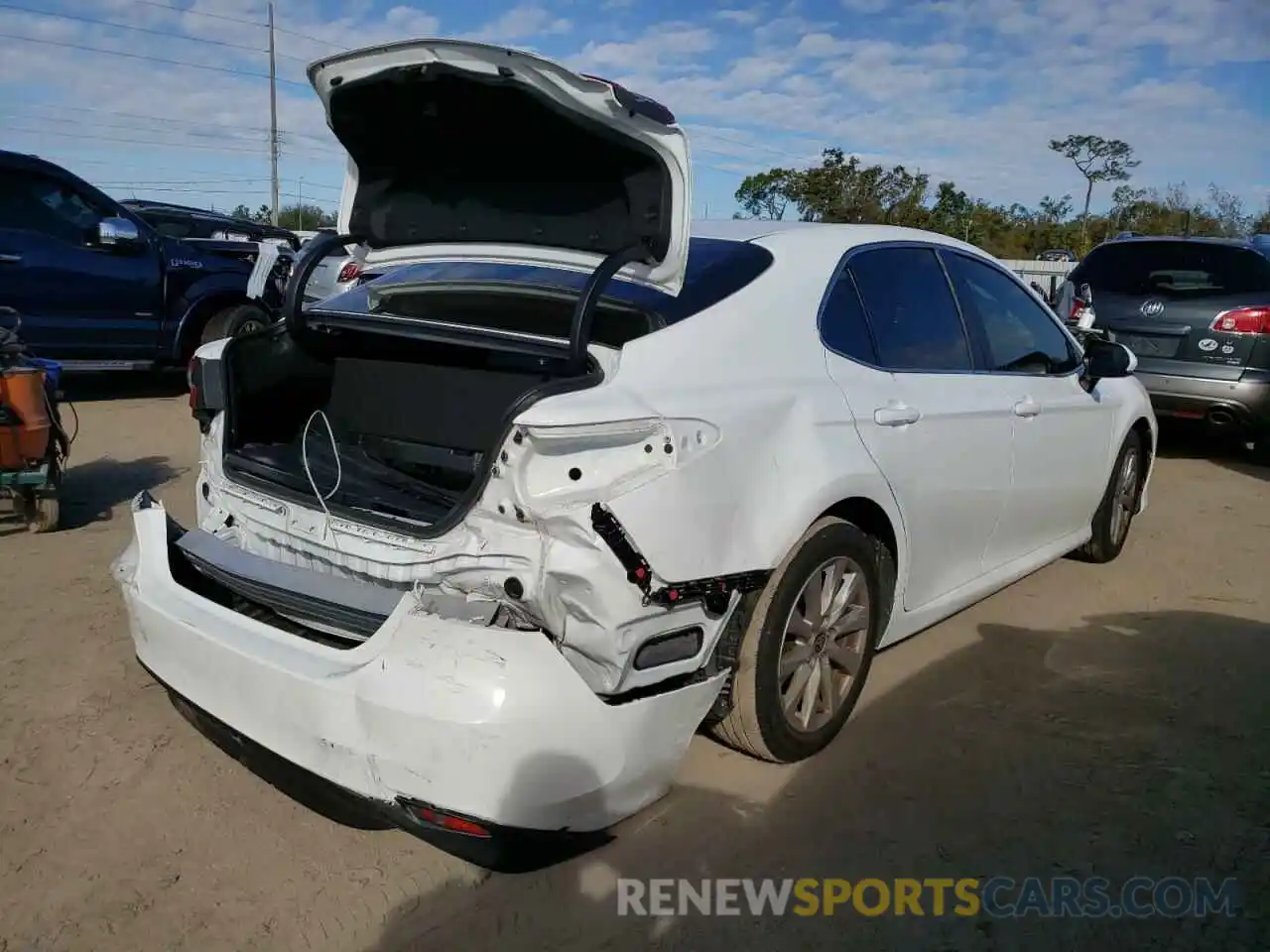 3 Photograph of a damaged car 4T1C11AK5LU370885 TOYOTA CAMRY 2020