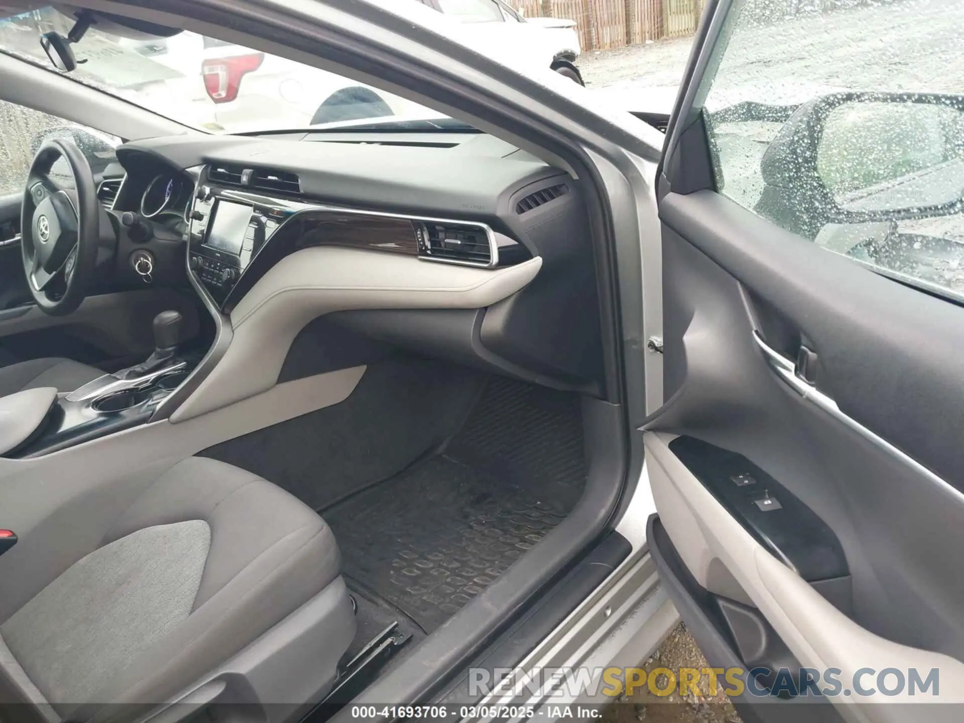 5 Photograph of a damaged car 4T1C11AK5LU869525 TOYOTA CAMRY 2020